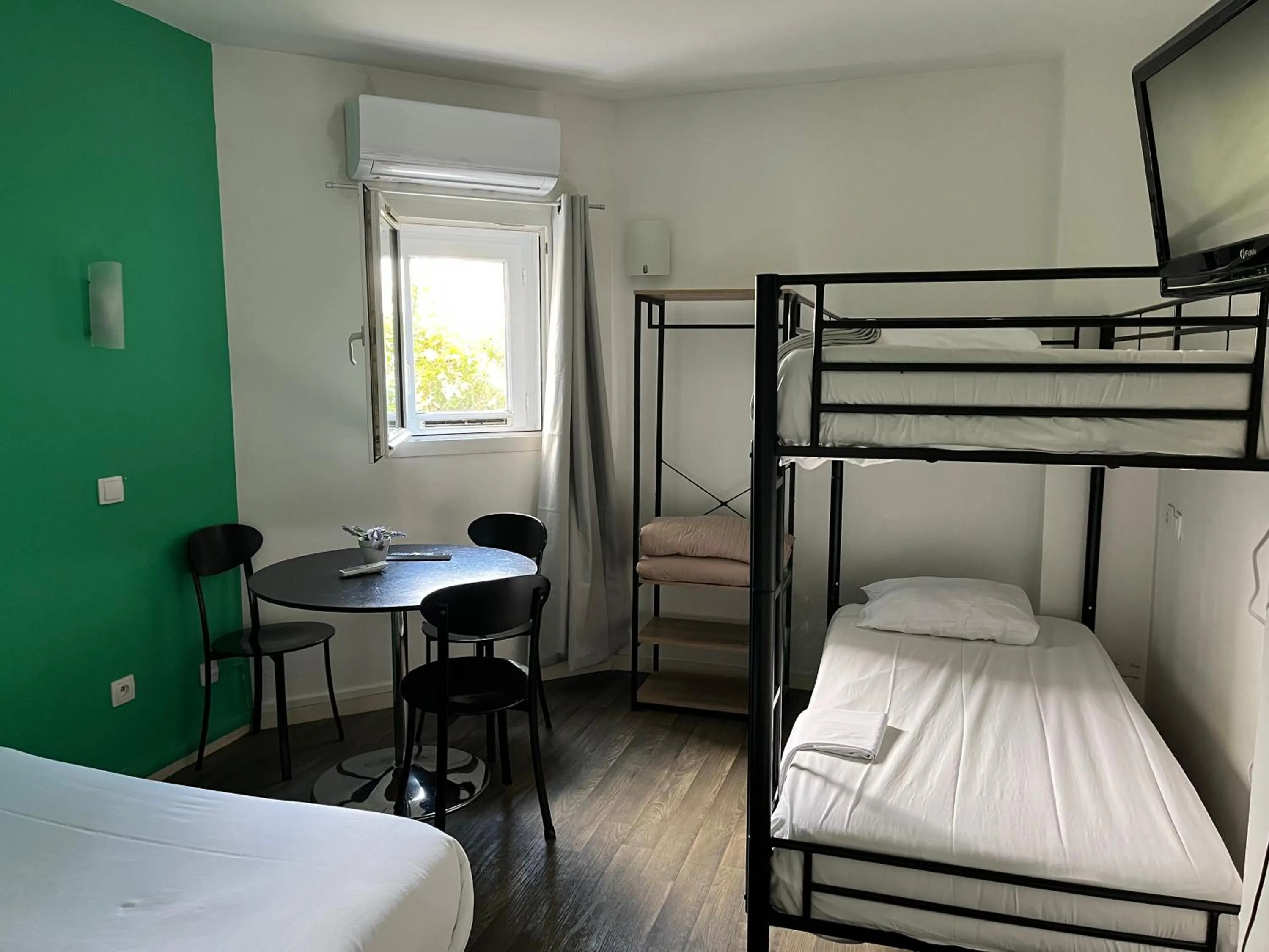 Photo of the whole room, Bed in Kyriad Direct Macon Sud