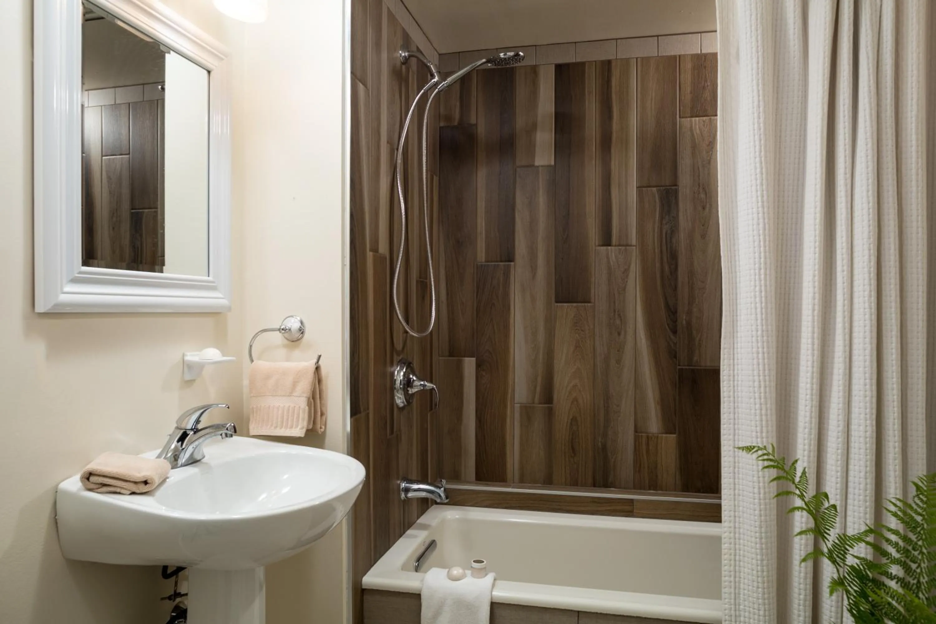 Queen Room in Squam Lake Inn