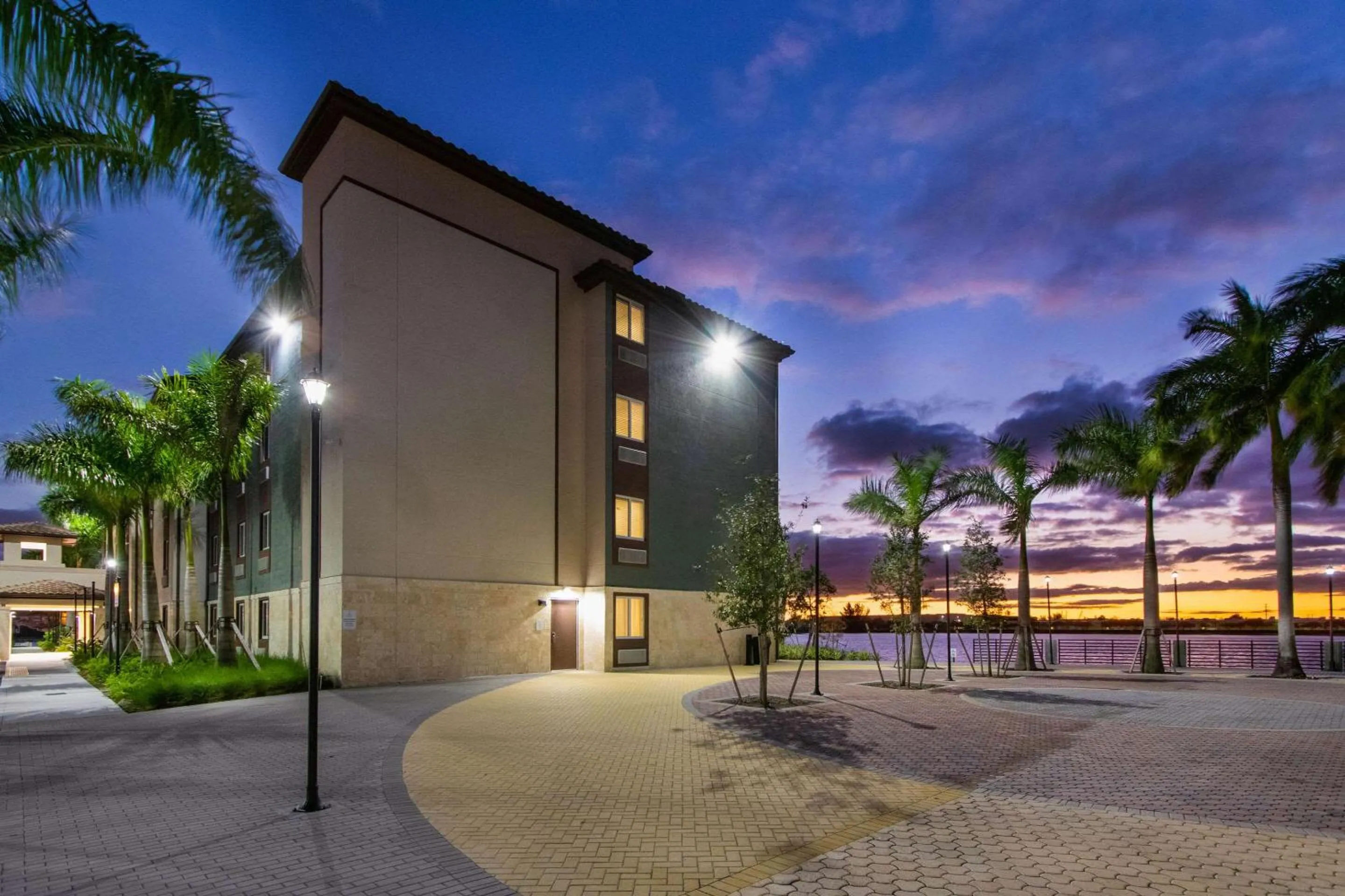 Property building in WoodSpring Suites Miramar