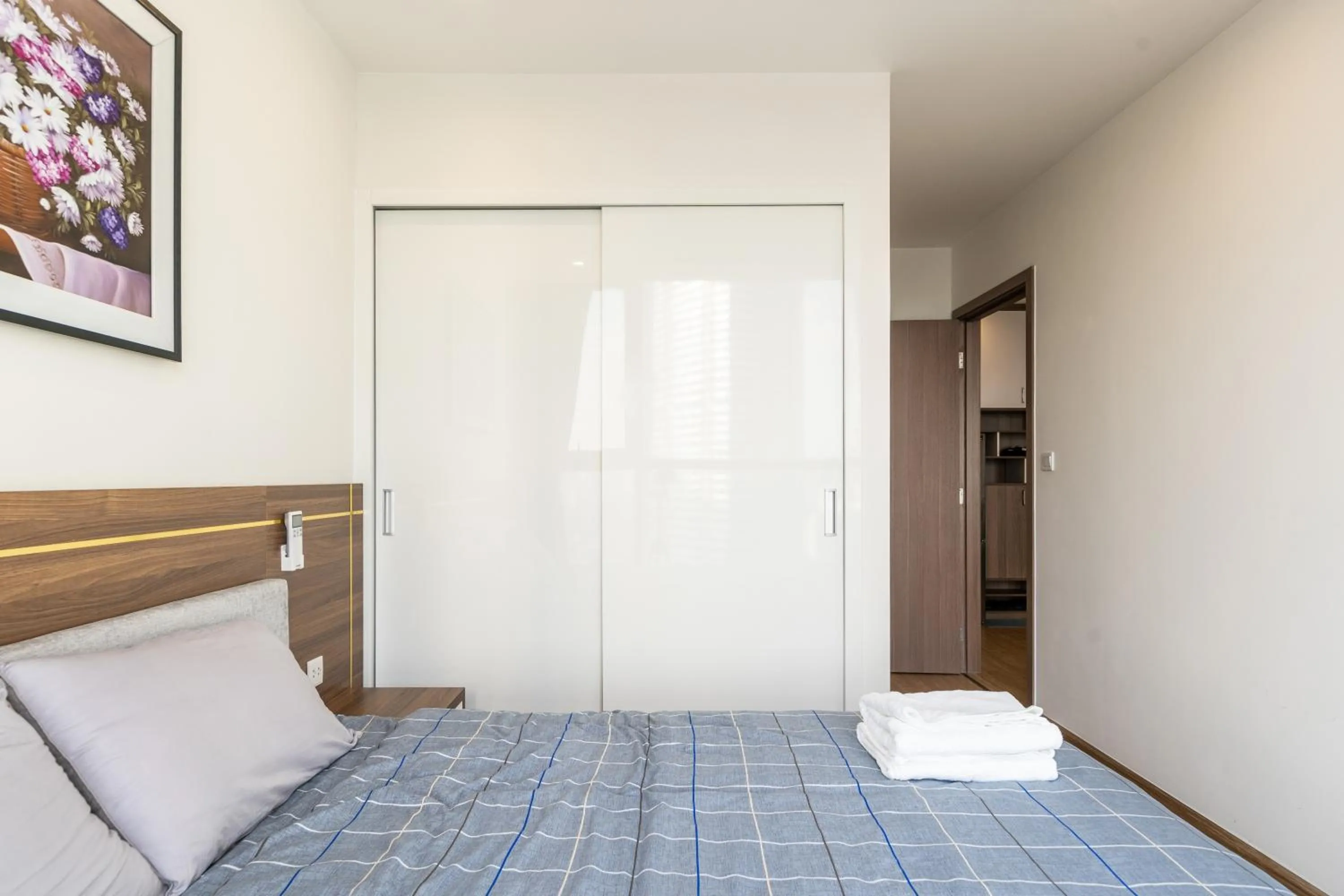 Bed in Luxury Apartment Vinhomes Skylake