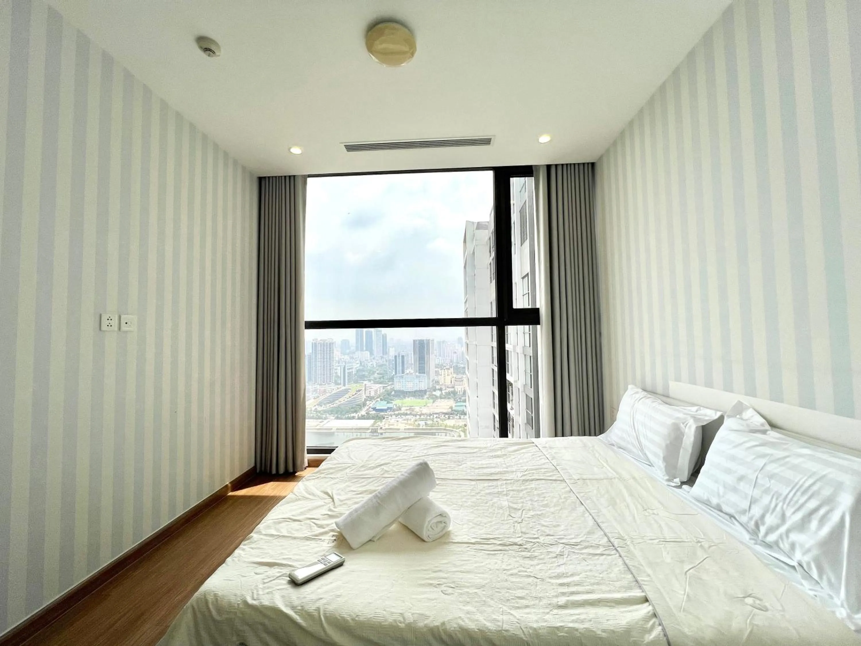 Bed in Luxury Apartment Vinhomes Skylake