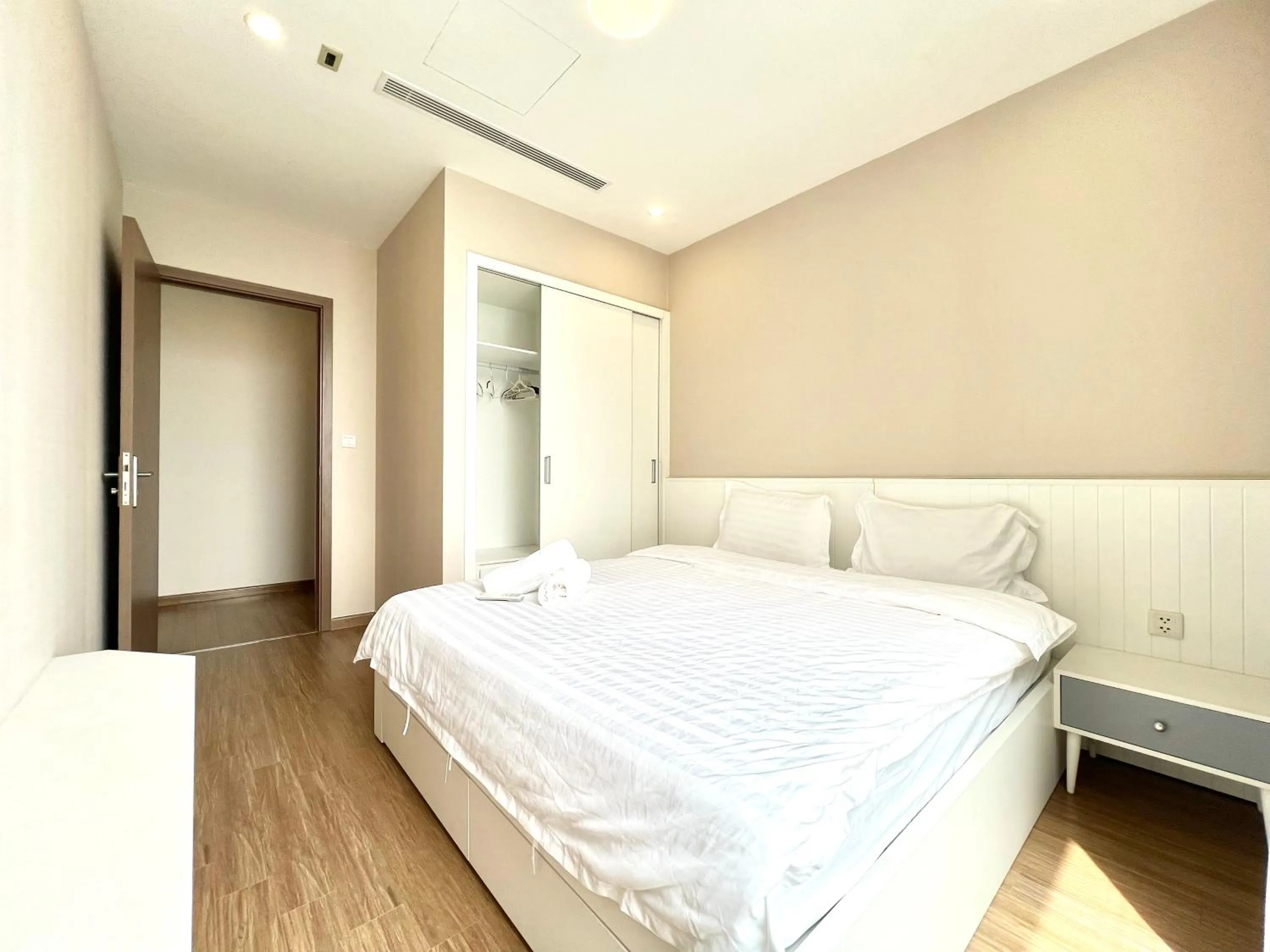 Bed in Luxury Apartment Vinhomes Skylake