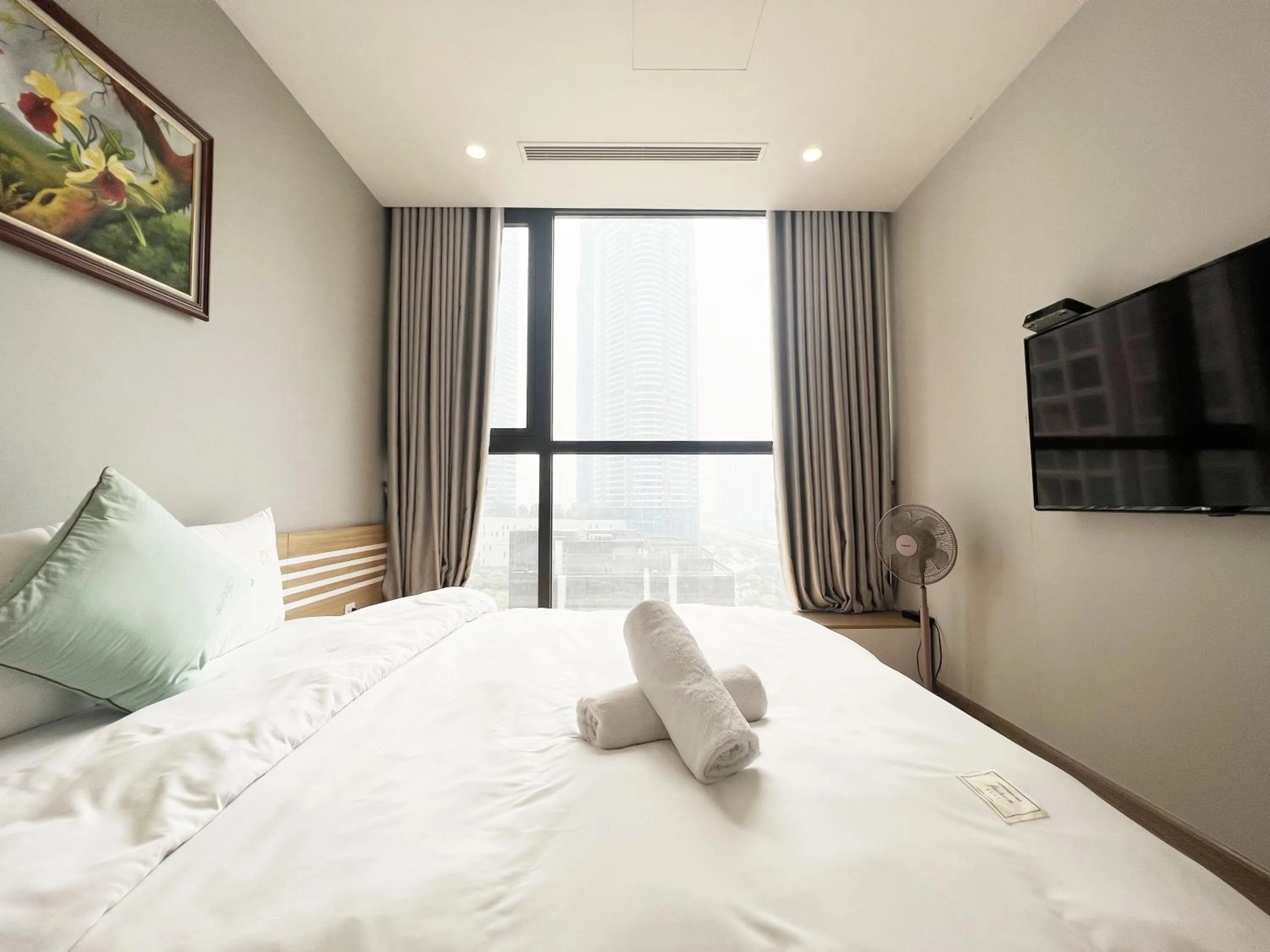 Bed in Luxury Apartment Vinhomes Skylake