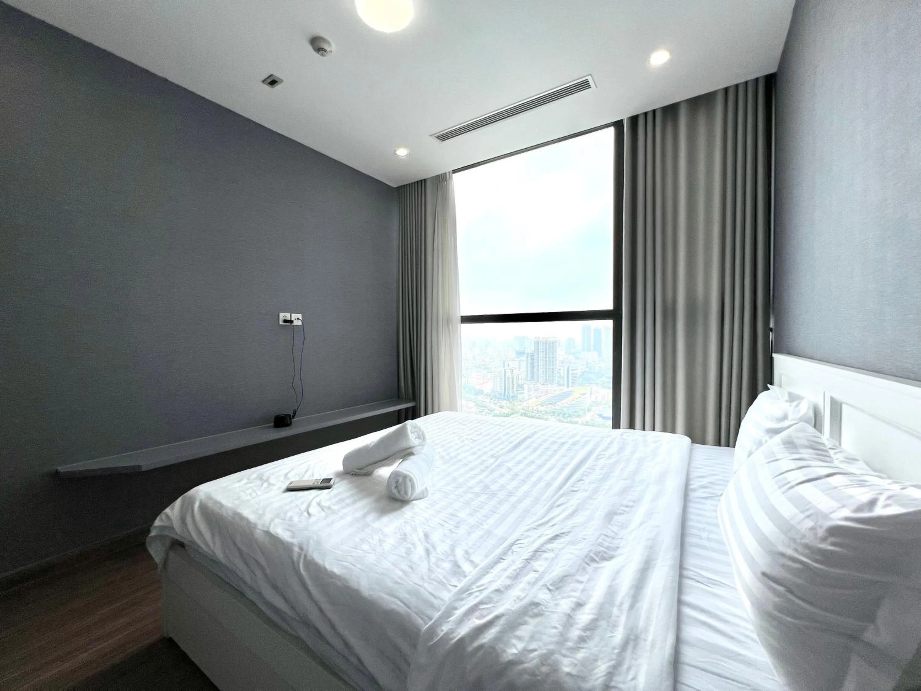 Bed in Luxury Apartment Vinhomes Skylake