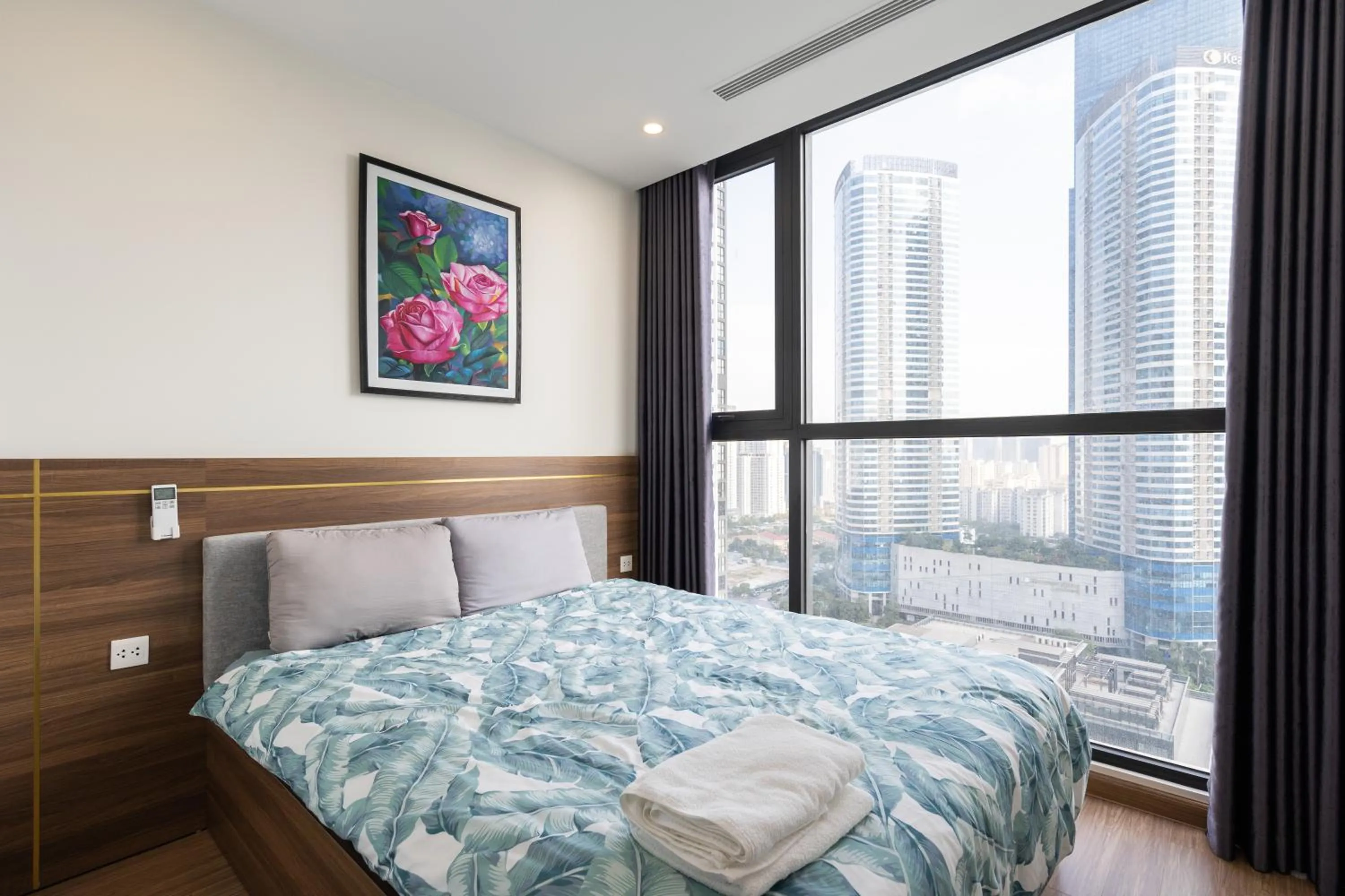 Bed in Luxury Apartment Vinhomes Skylake