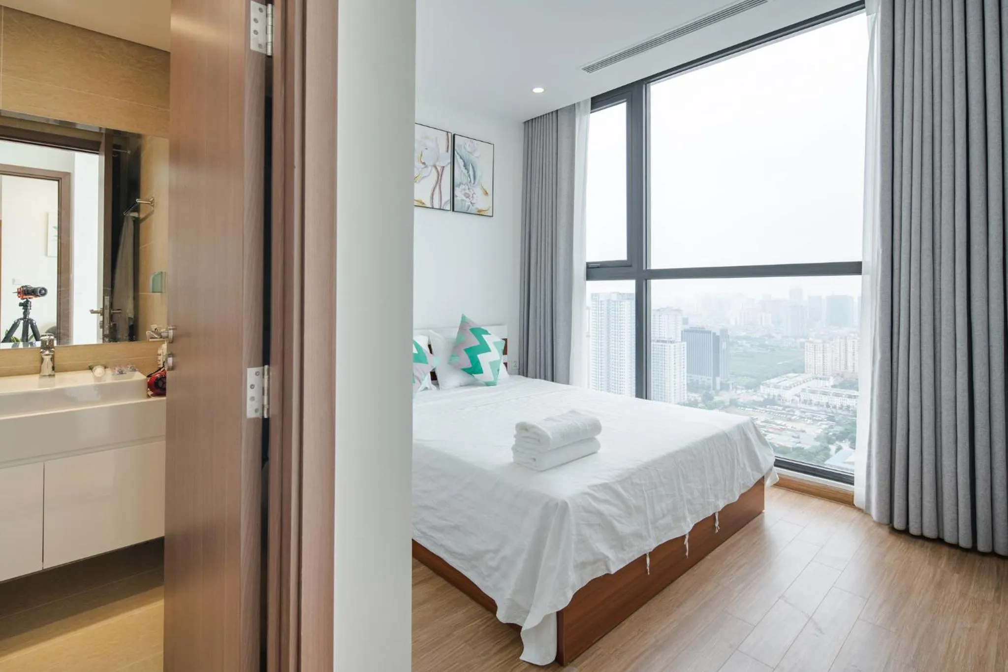 Bed in Luxury Apartment Vinhomes Skylake