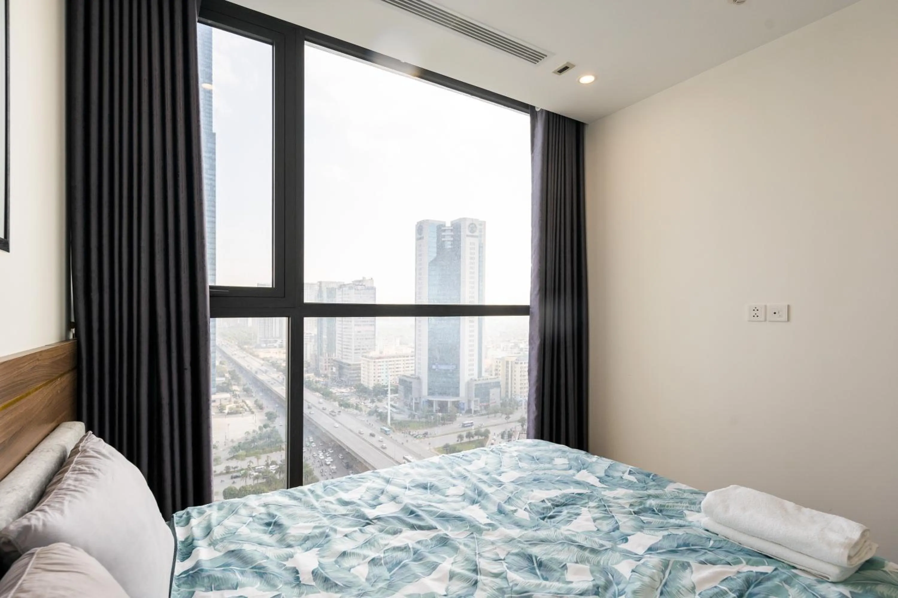 Bed in Luxury Apartment Vinhomes Skylake