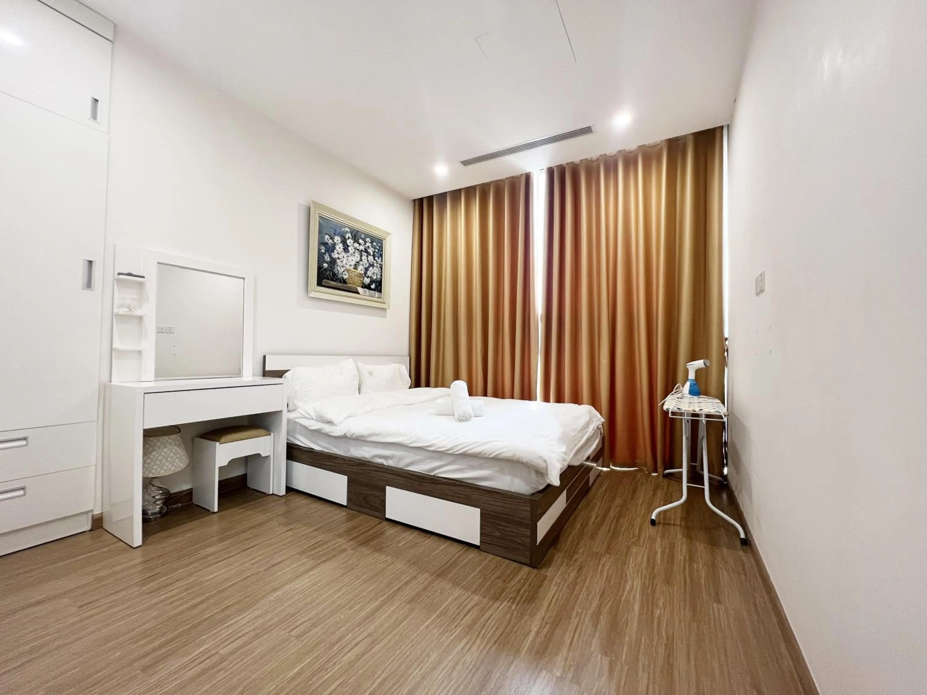 Bed in Luxury Apartment Vinhomes Skylake