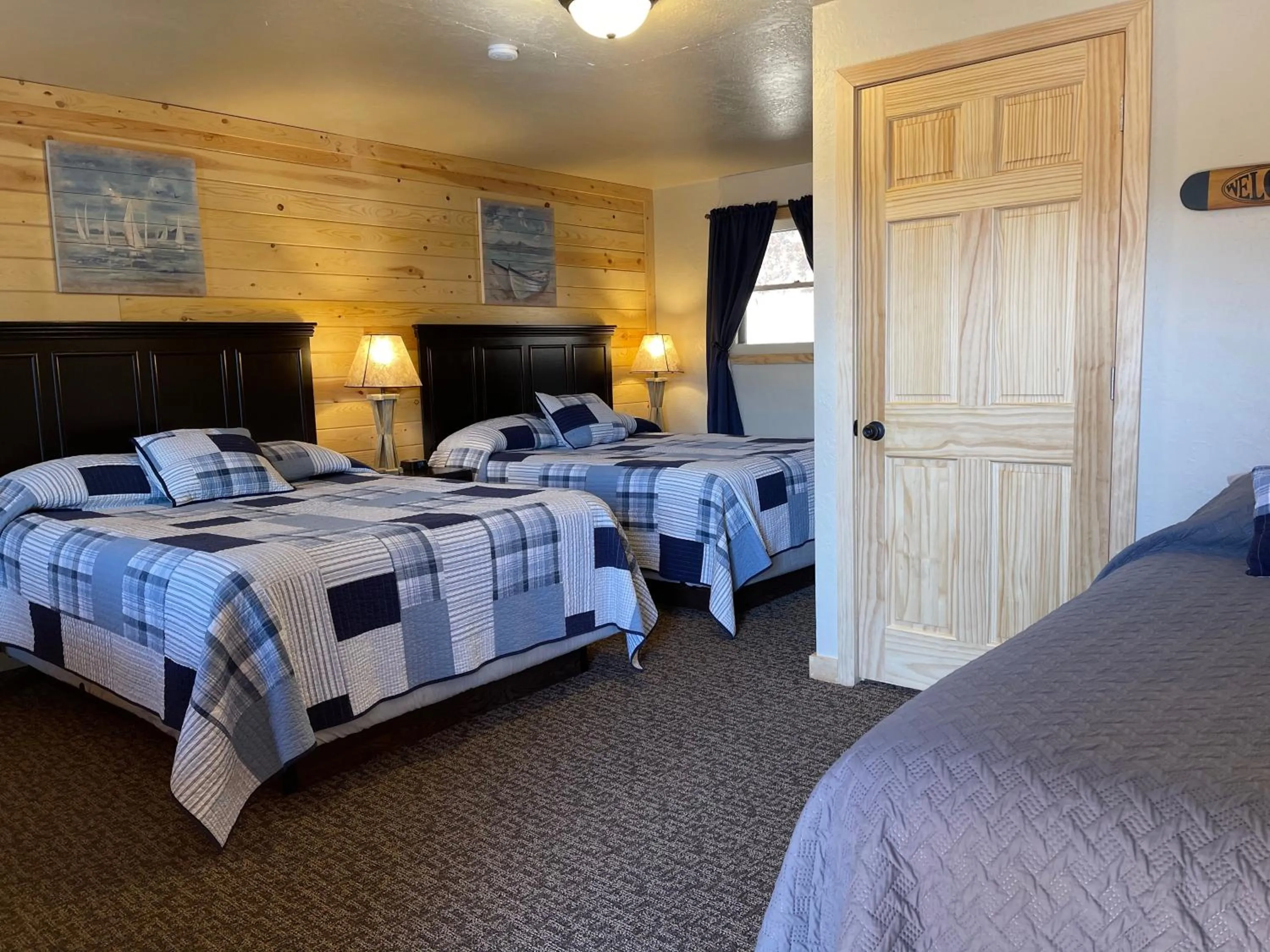 Bed in Mountain View Lodge & Cabins