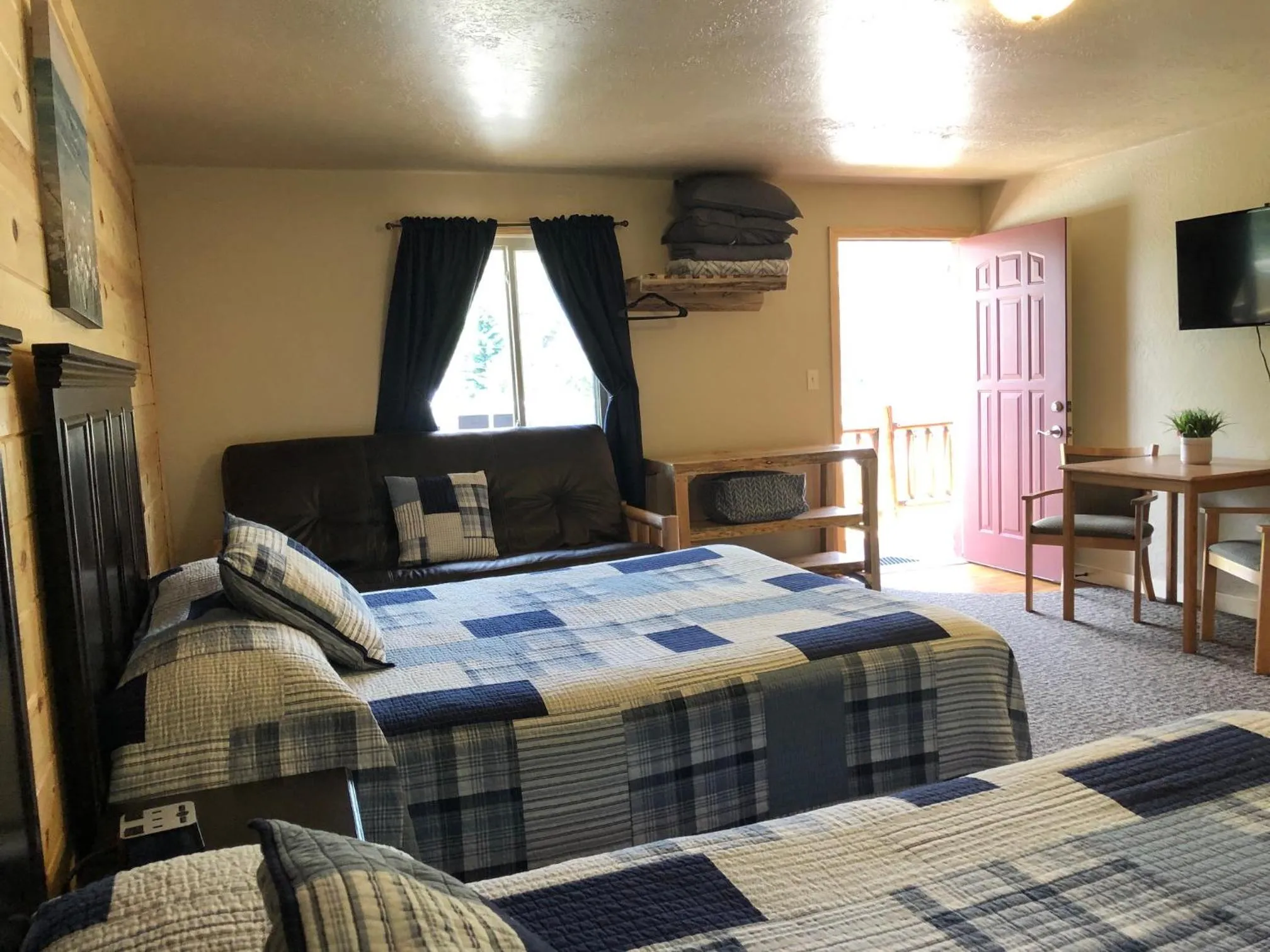 Bed in Mountain View Lodge & Cabins