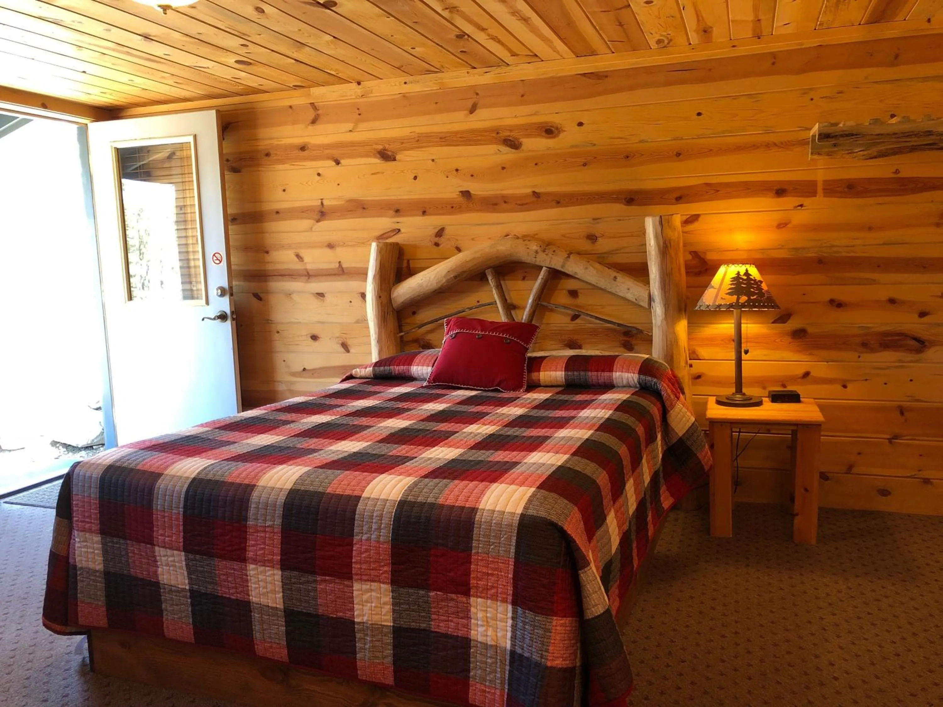 Bedroom, Bed in Mountain View Lodge & Cabins