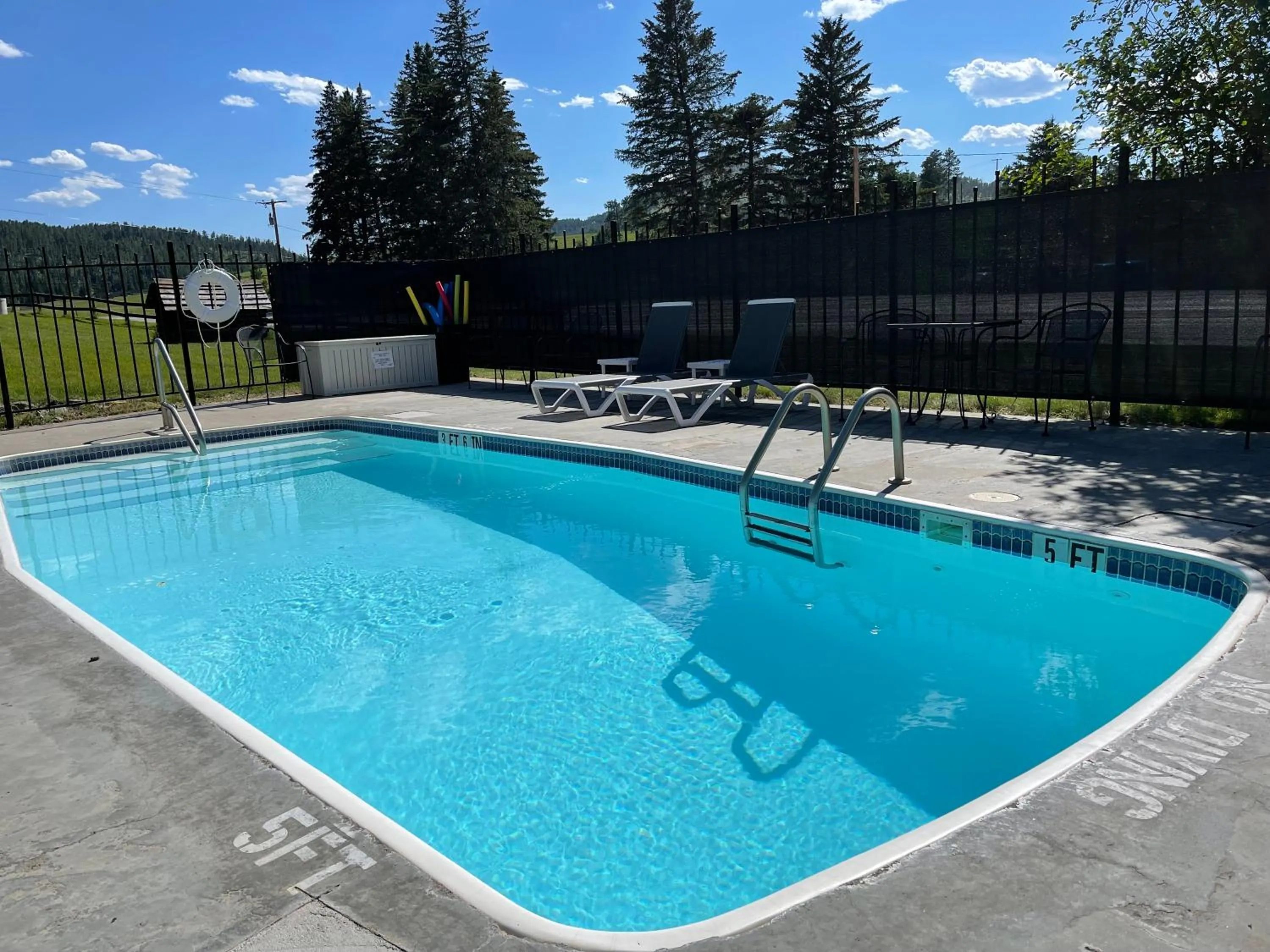 Swimming pool in Mountain View Lodge & Cabins