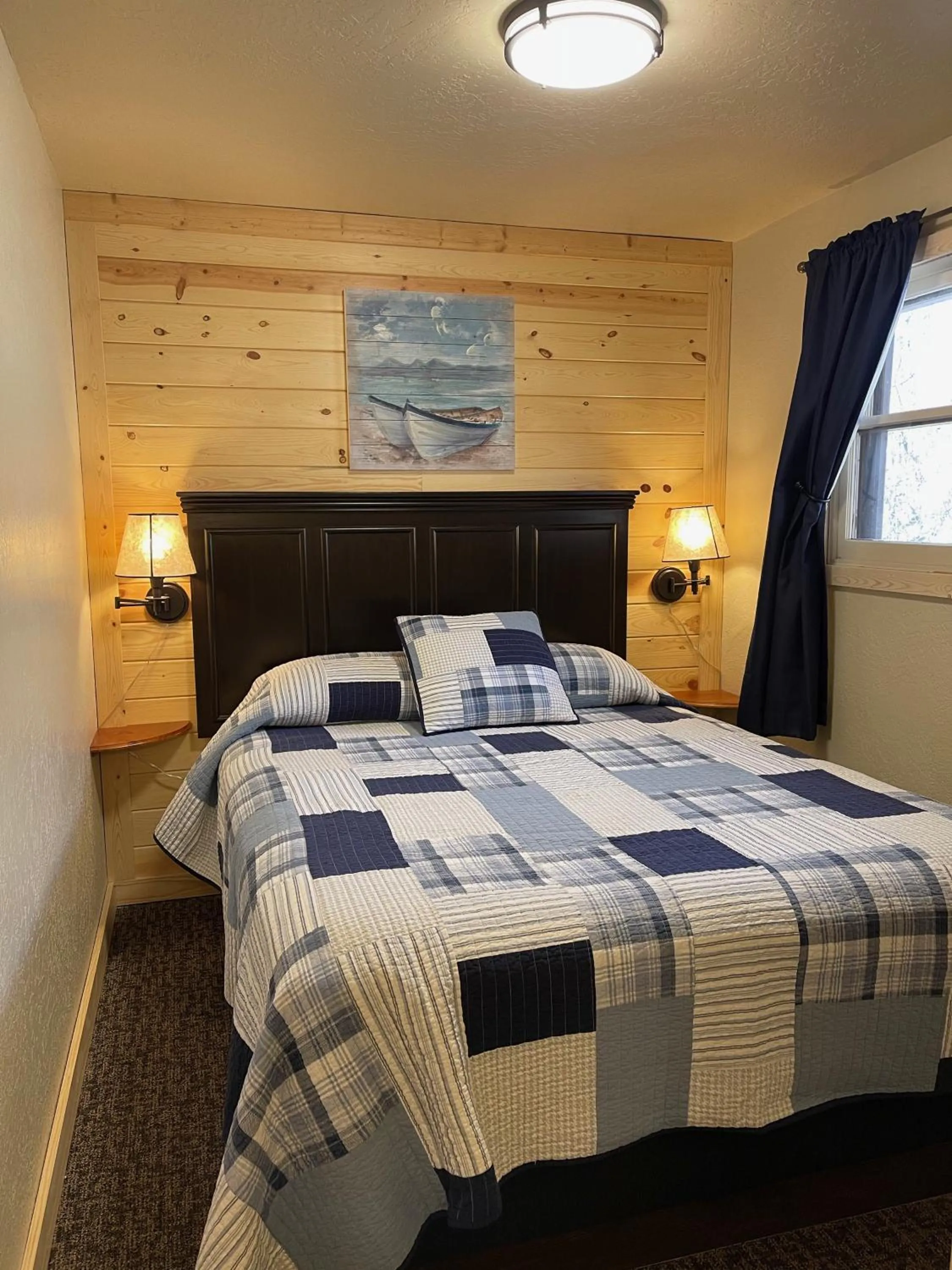 Bed in Mountain View Lodge & Cabins