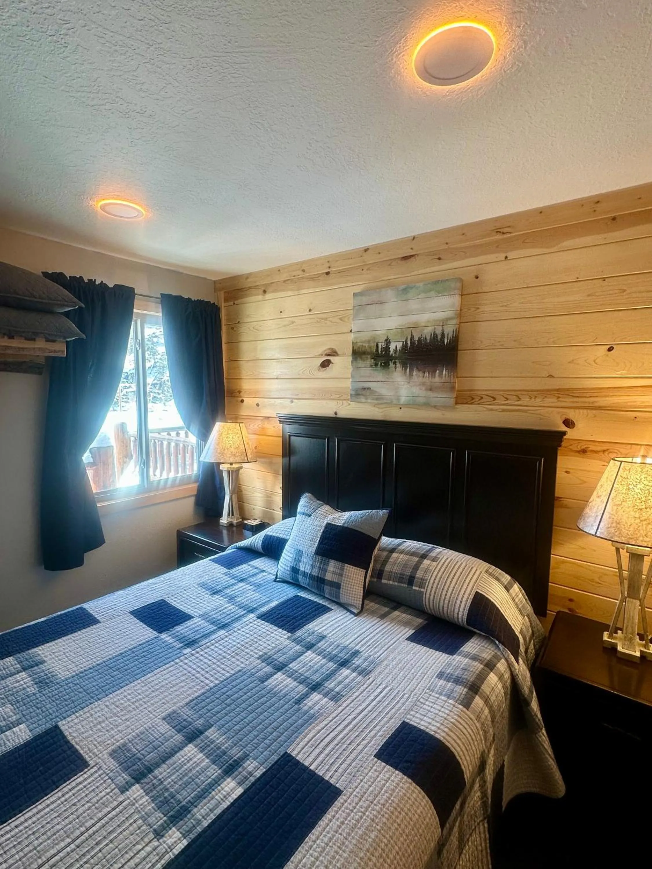 Bed in Mountain View Lodge & Cabins