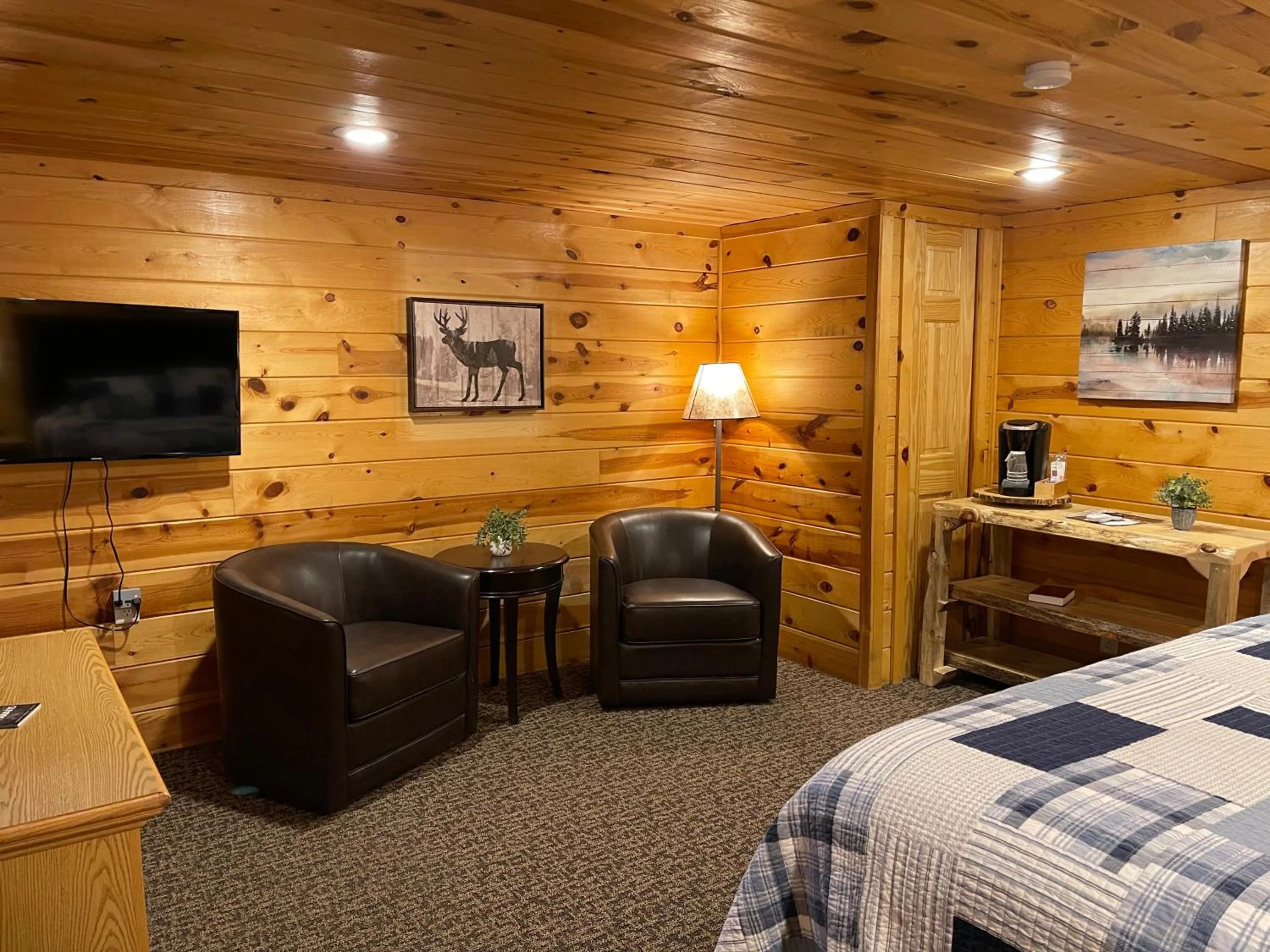 Bed in Mountain View Lodge & Cabins