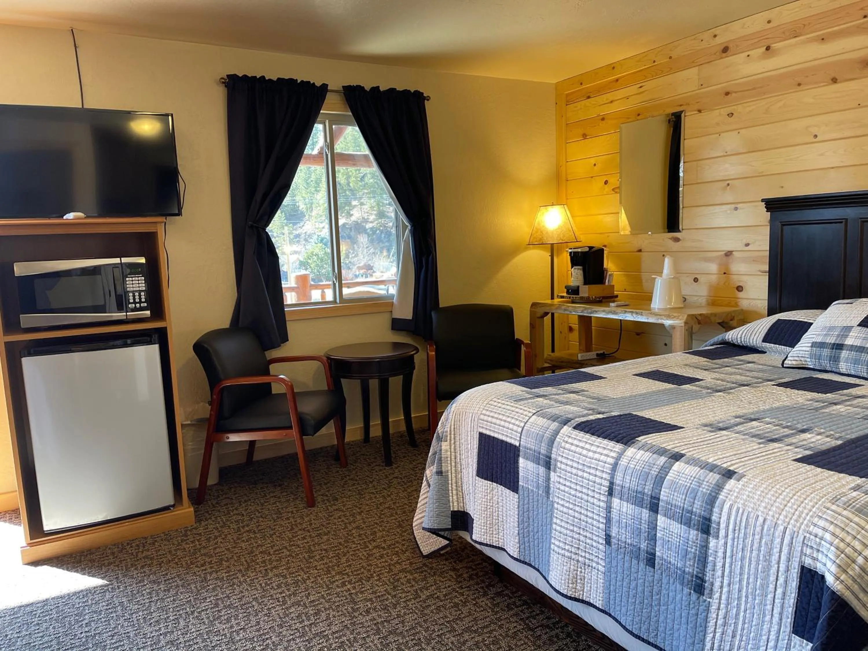 Bed in Mountain View Lodge & Cabins