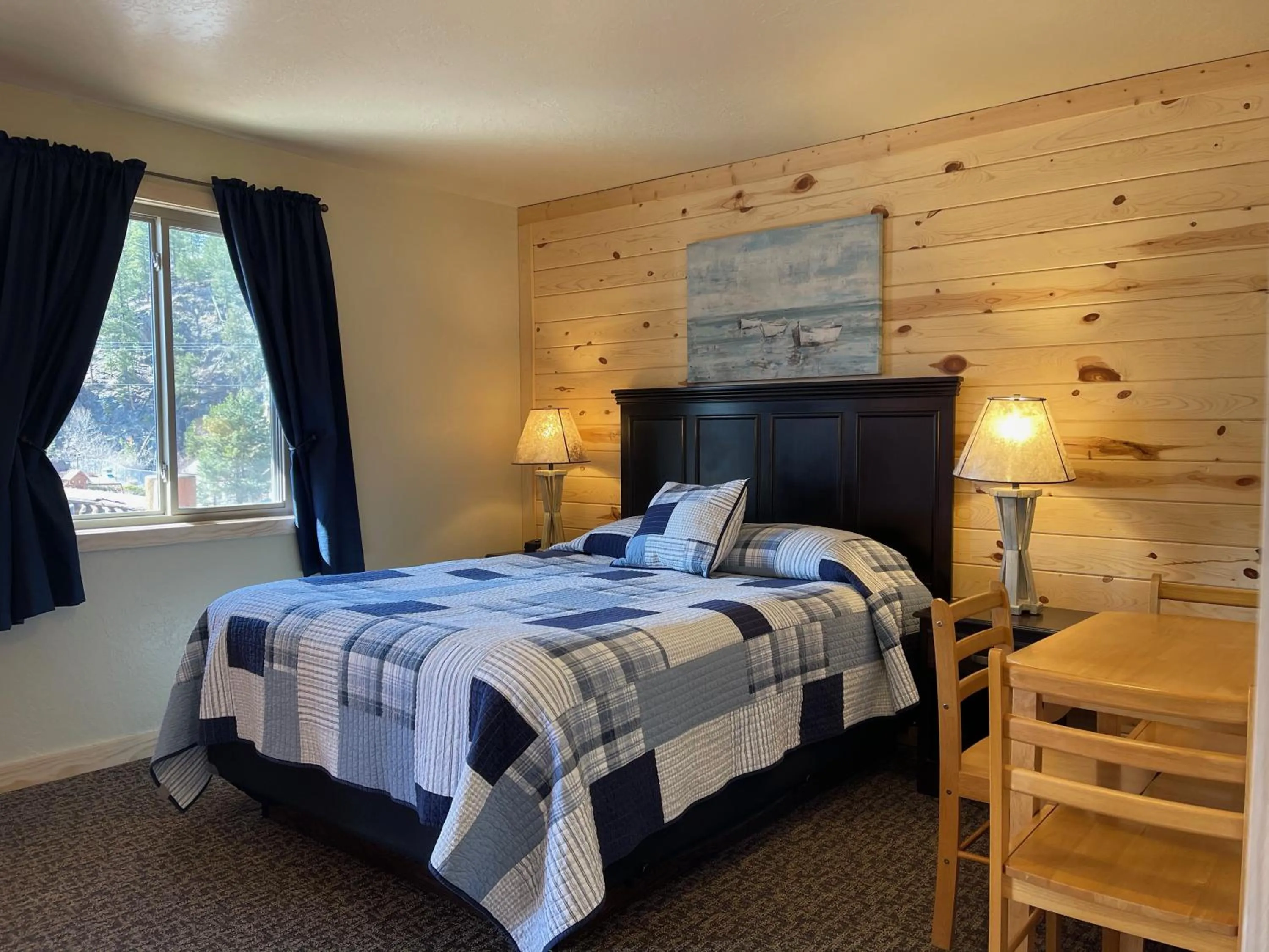 Bed in Mountain View Lodge & Cabins