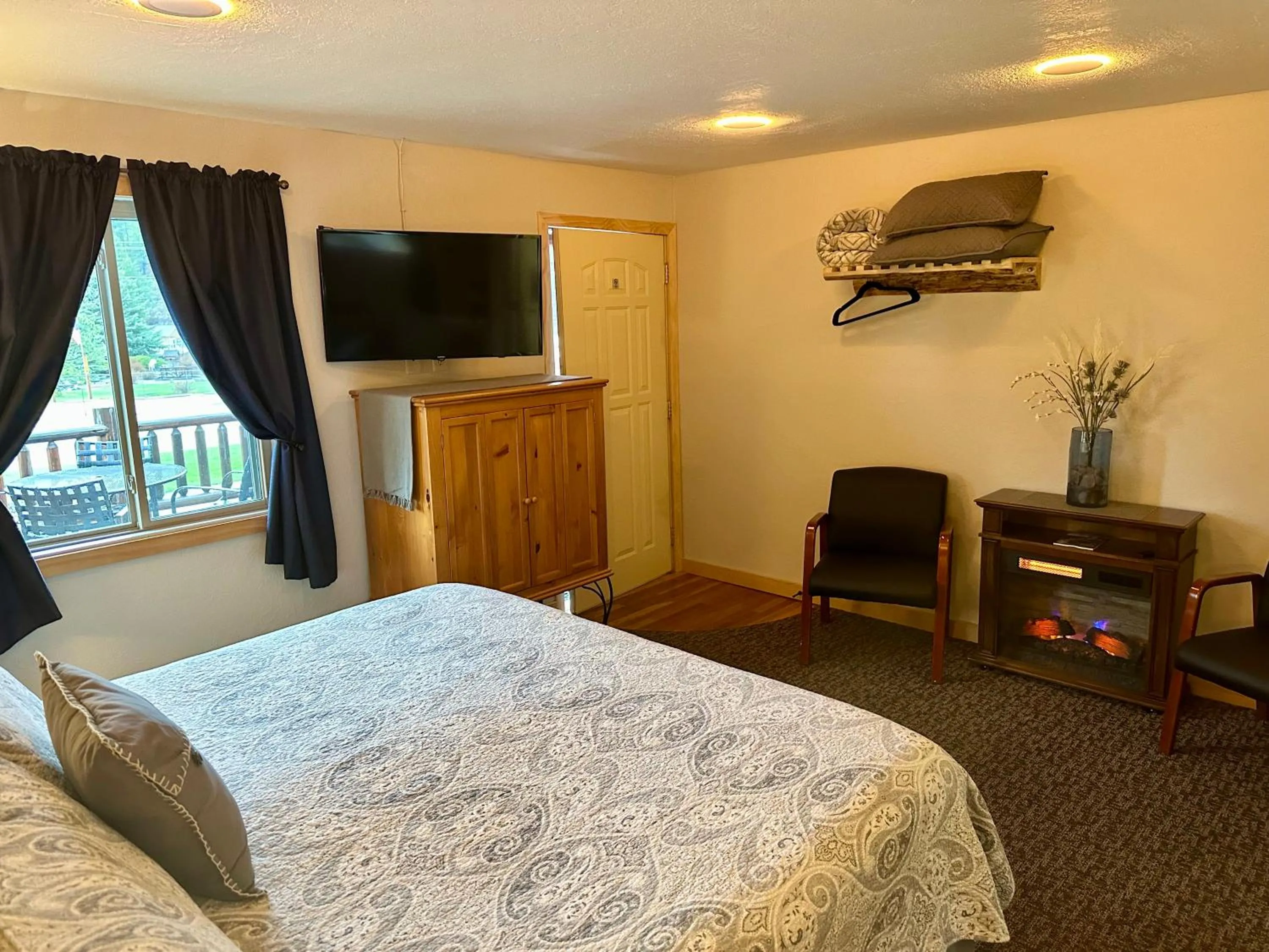 Bed in Mountain View Lodge & Cabins