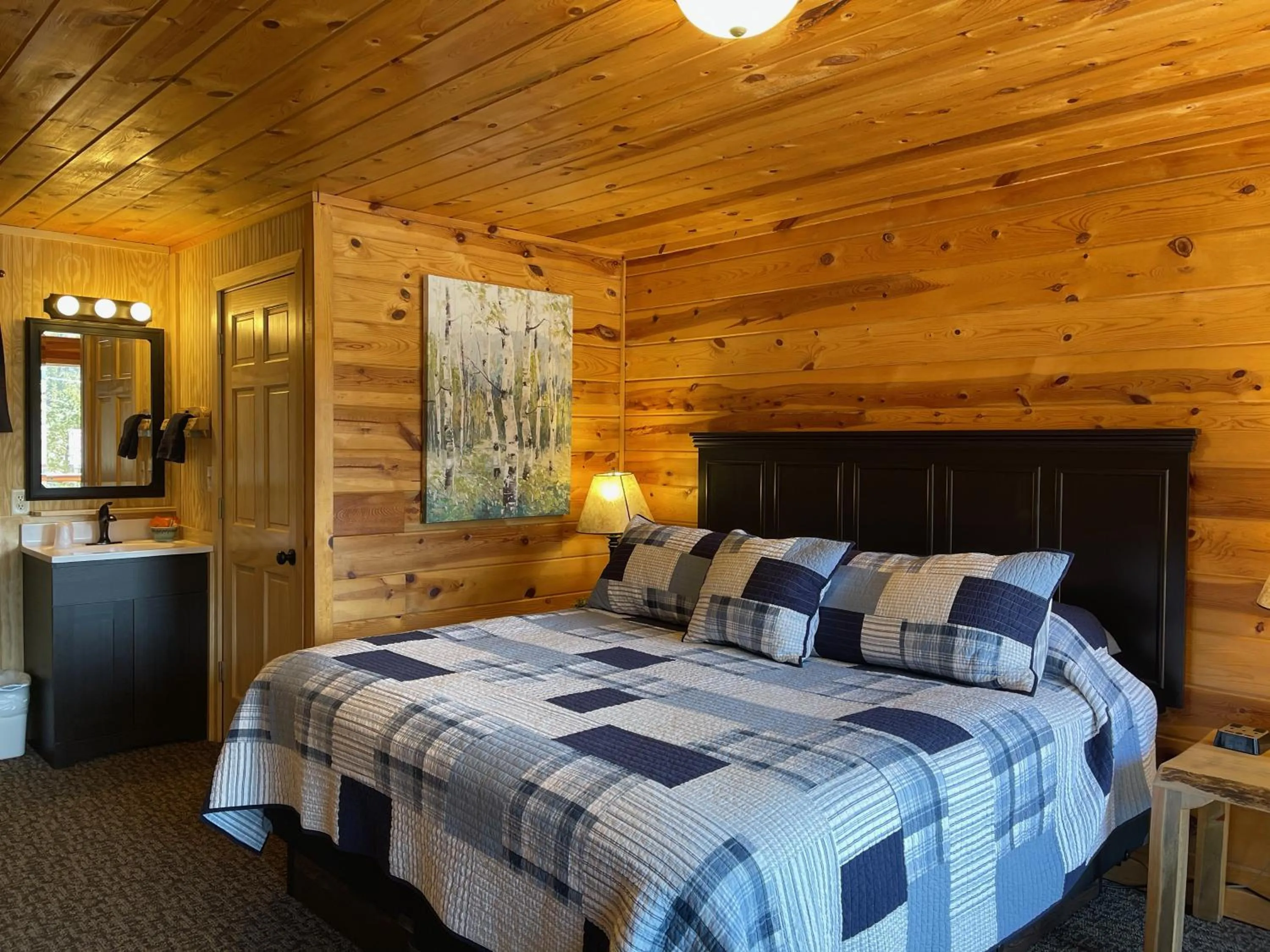 Bed in Mountain View Lodge & Cabins