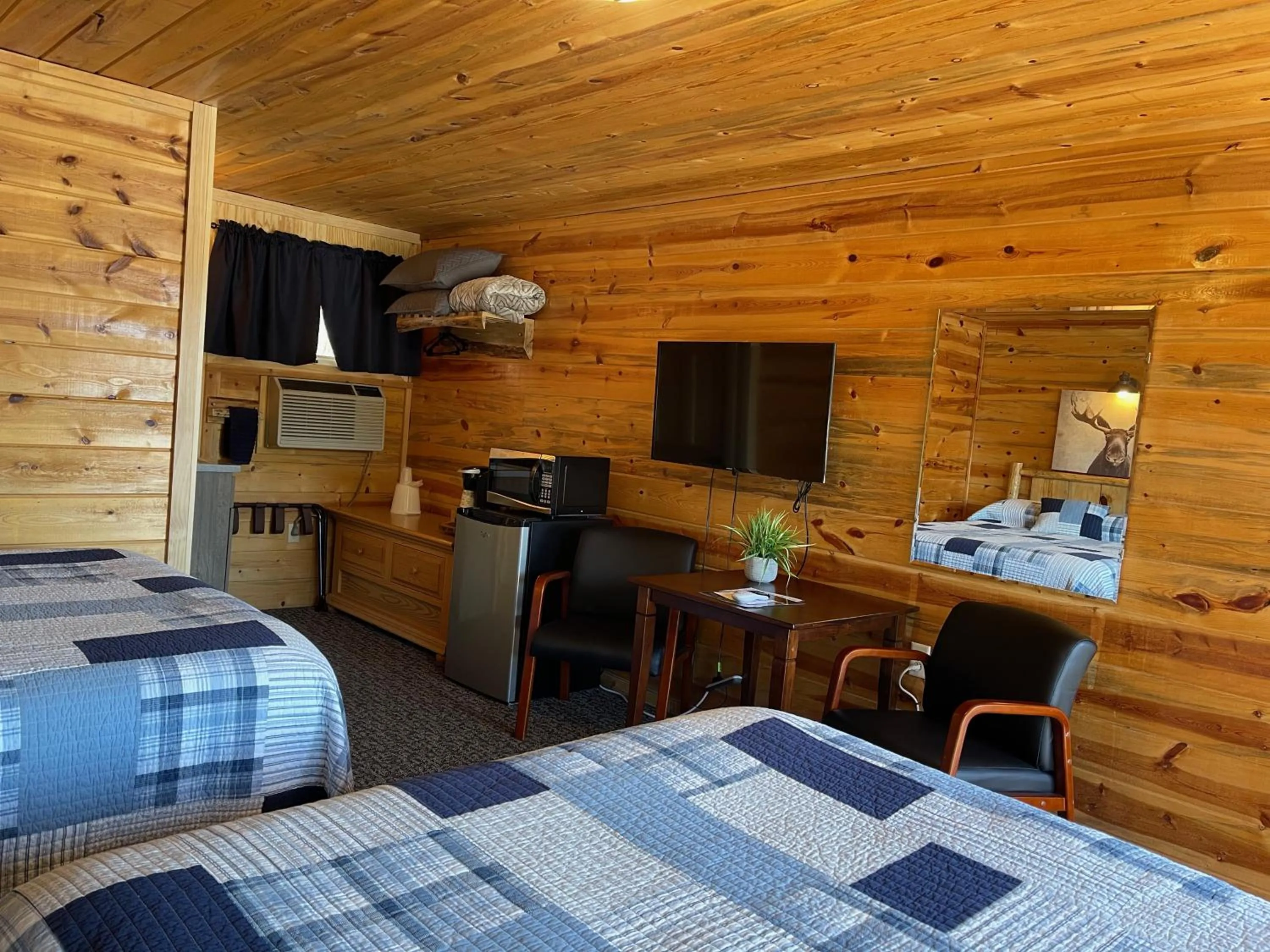Photo of the whole room, Bed in Mountain View Lodge & Cabins