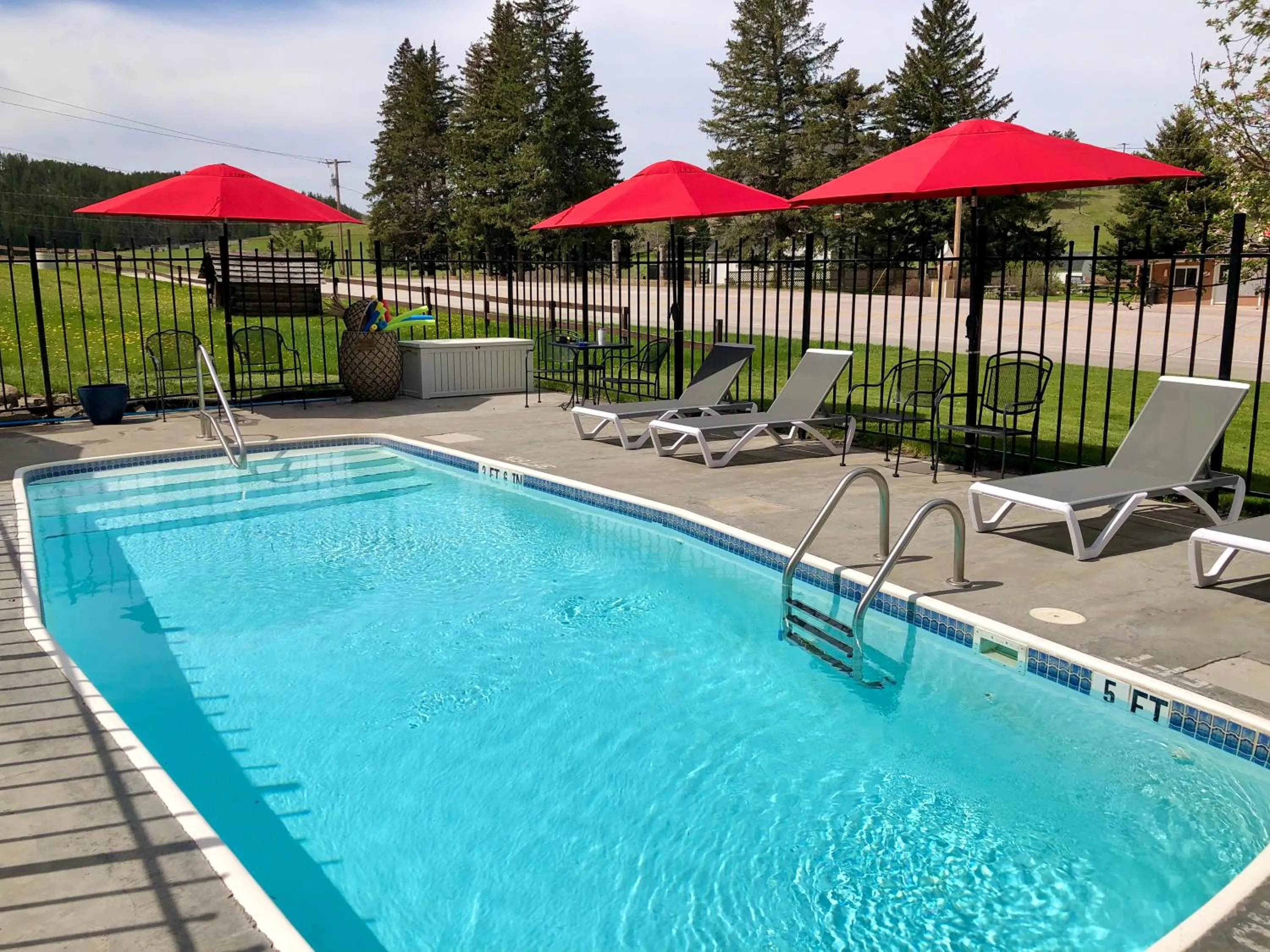 Swimming pool in Mountain View Lodge & Cabins