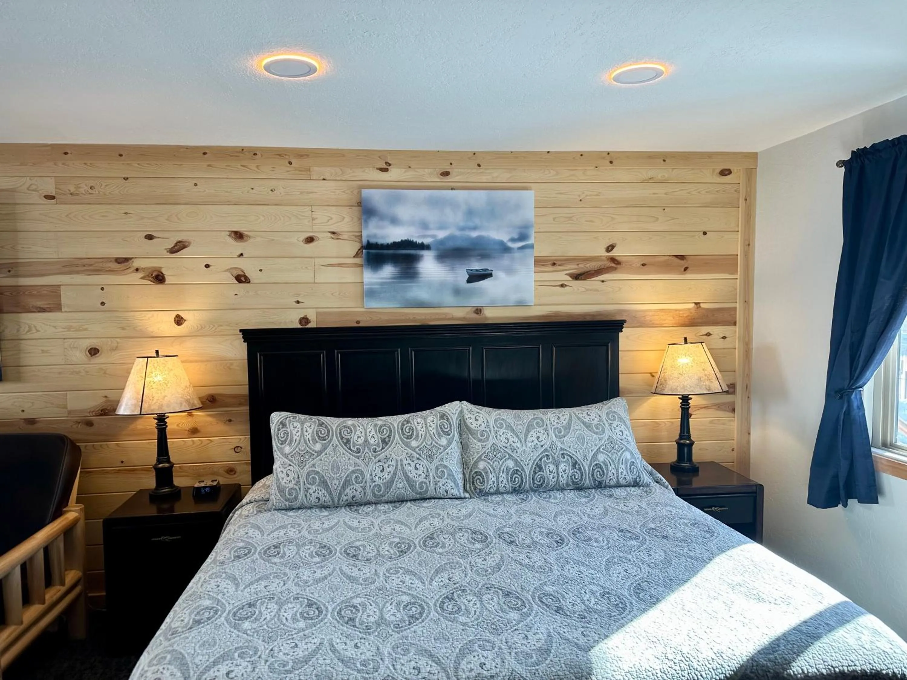Bed in Mountain View Lodge & Cabins
