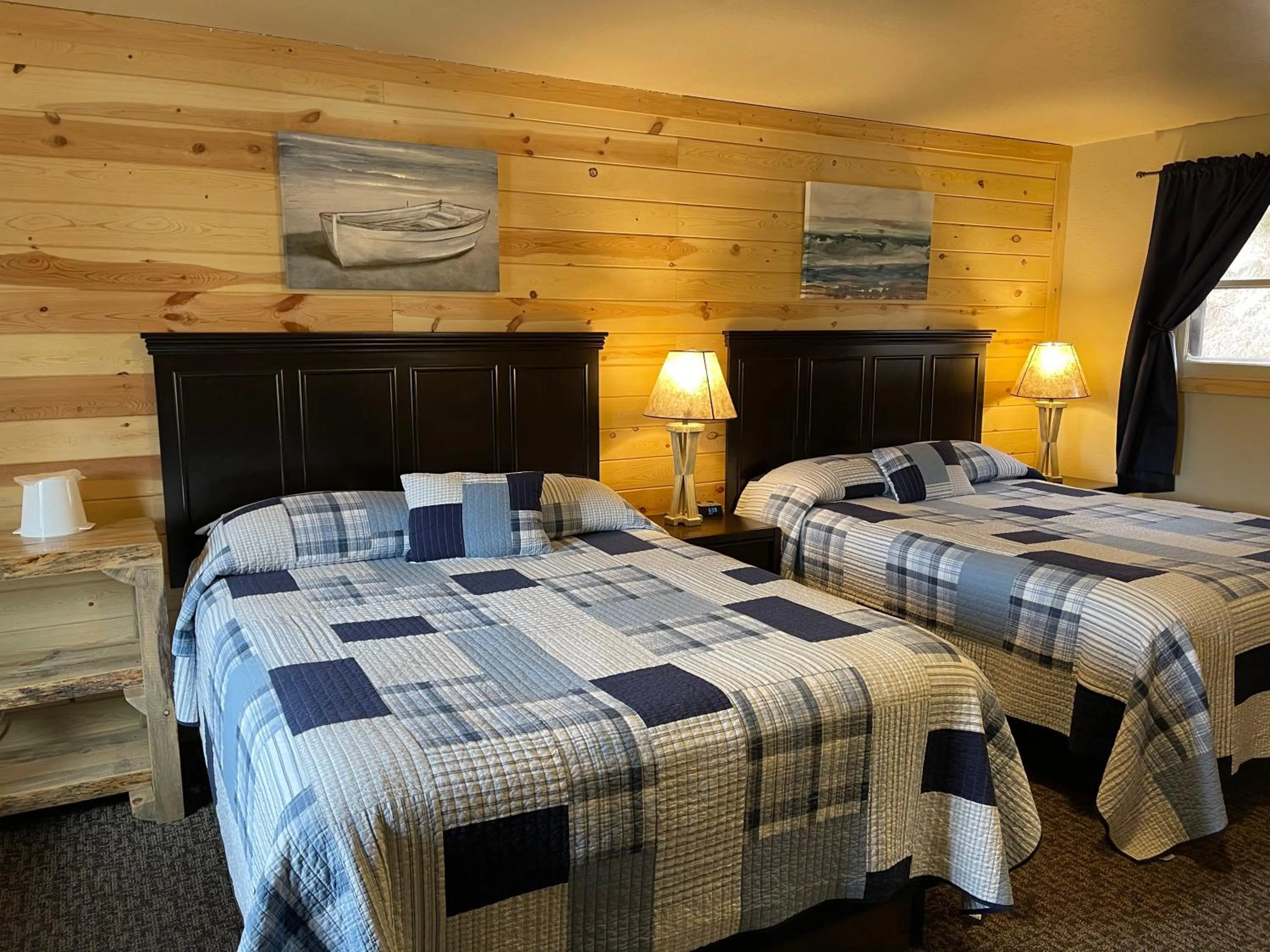 Bed in Mountain View Lodge & Cabins