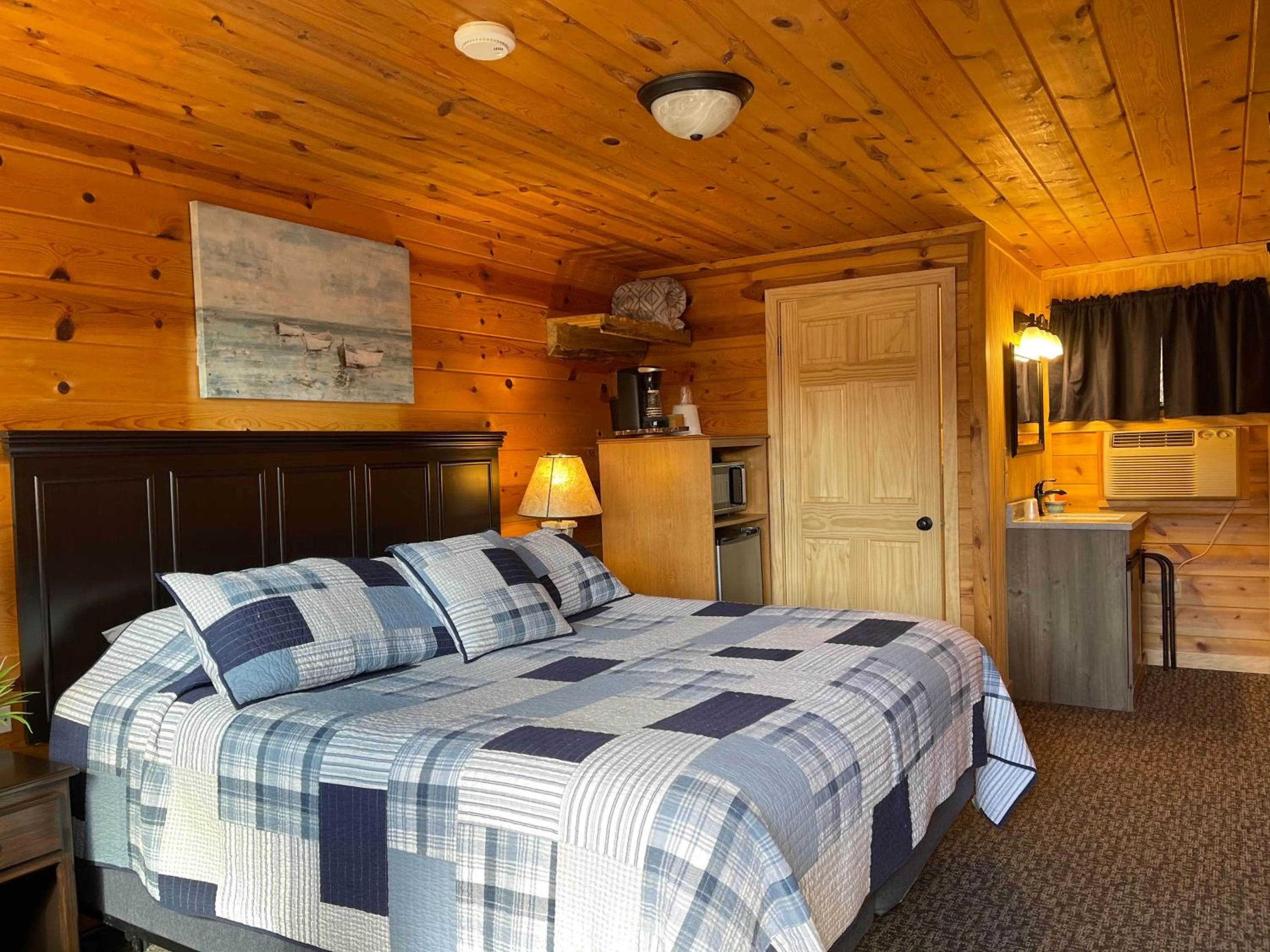 Bed in Mountain View Lodge & Cabins