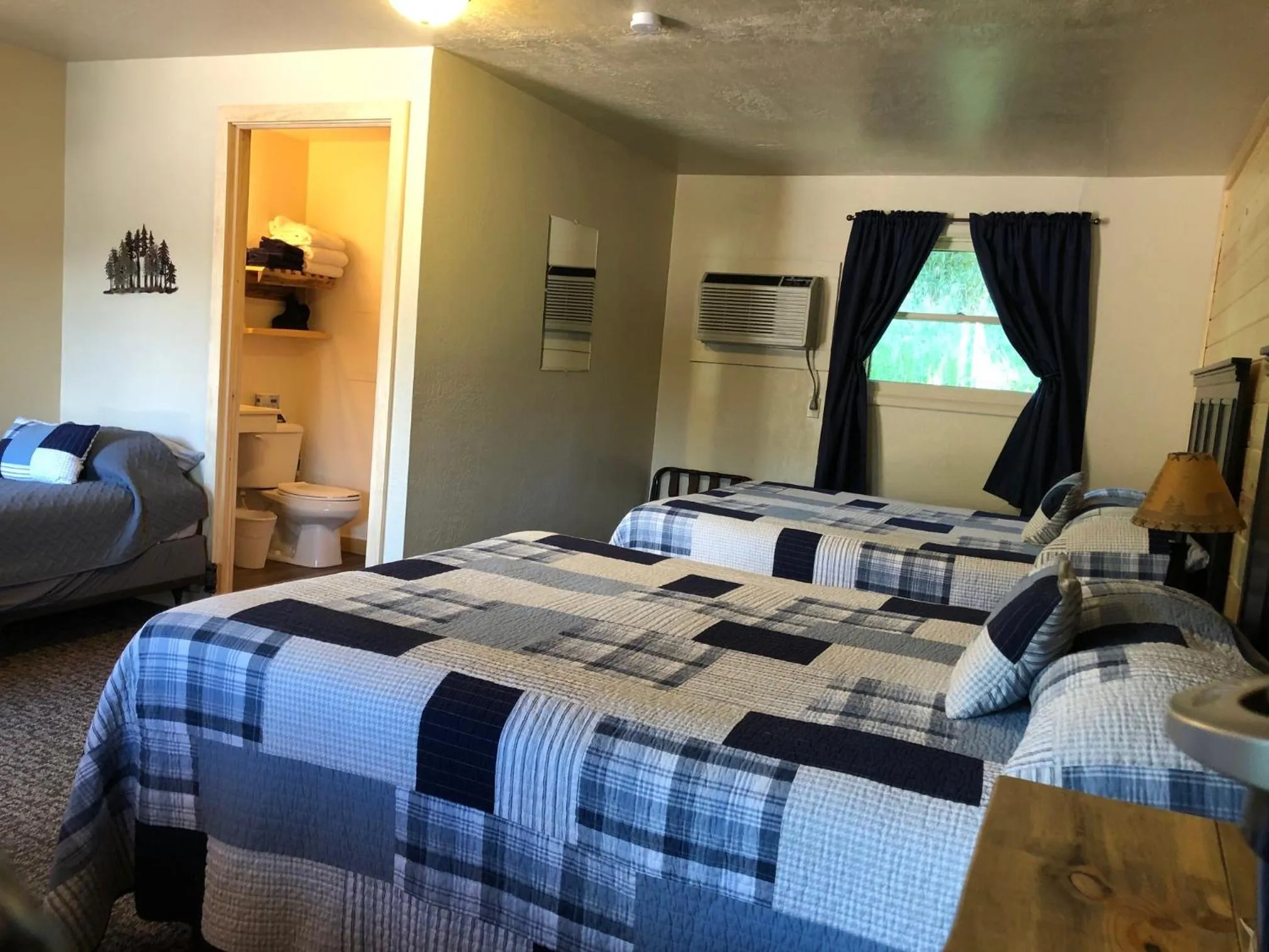 Bed in Mountain View Lodge & Cabins