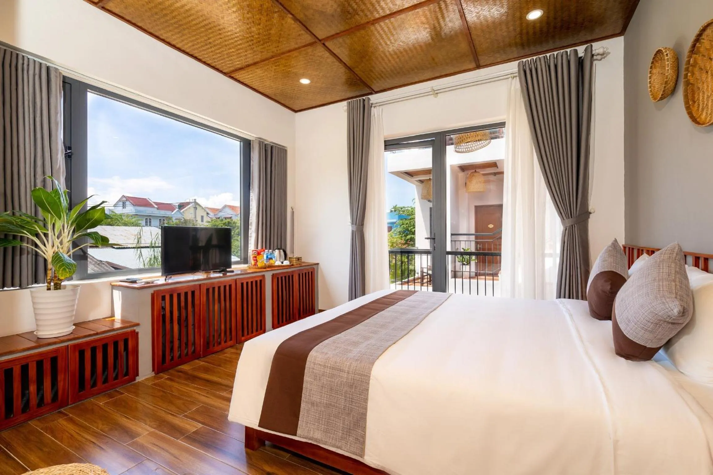 Bed in Tropical Home Villa