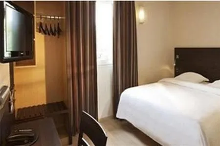 Photo of the whole room, Bed in Escale Oceania Nantes Aéroport