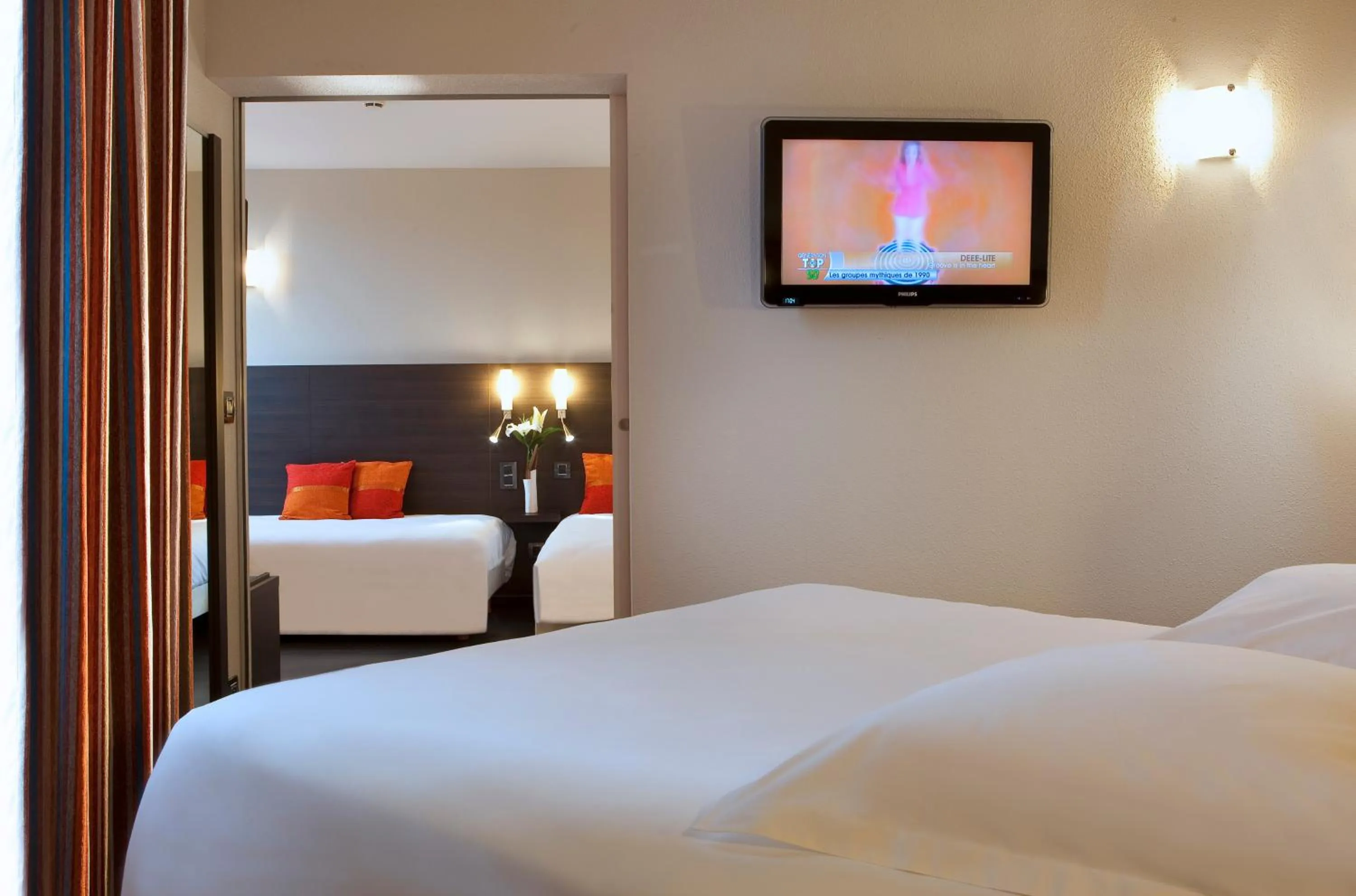 Photo of the whole room, Bed in Escale Oceania Nantes Aéroport