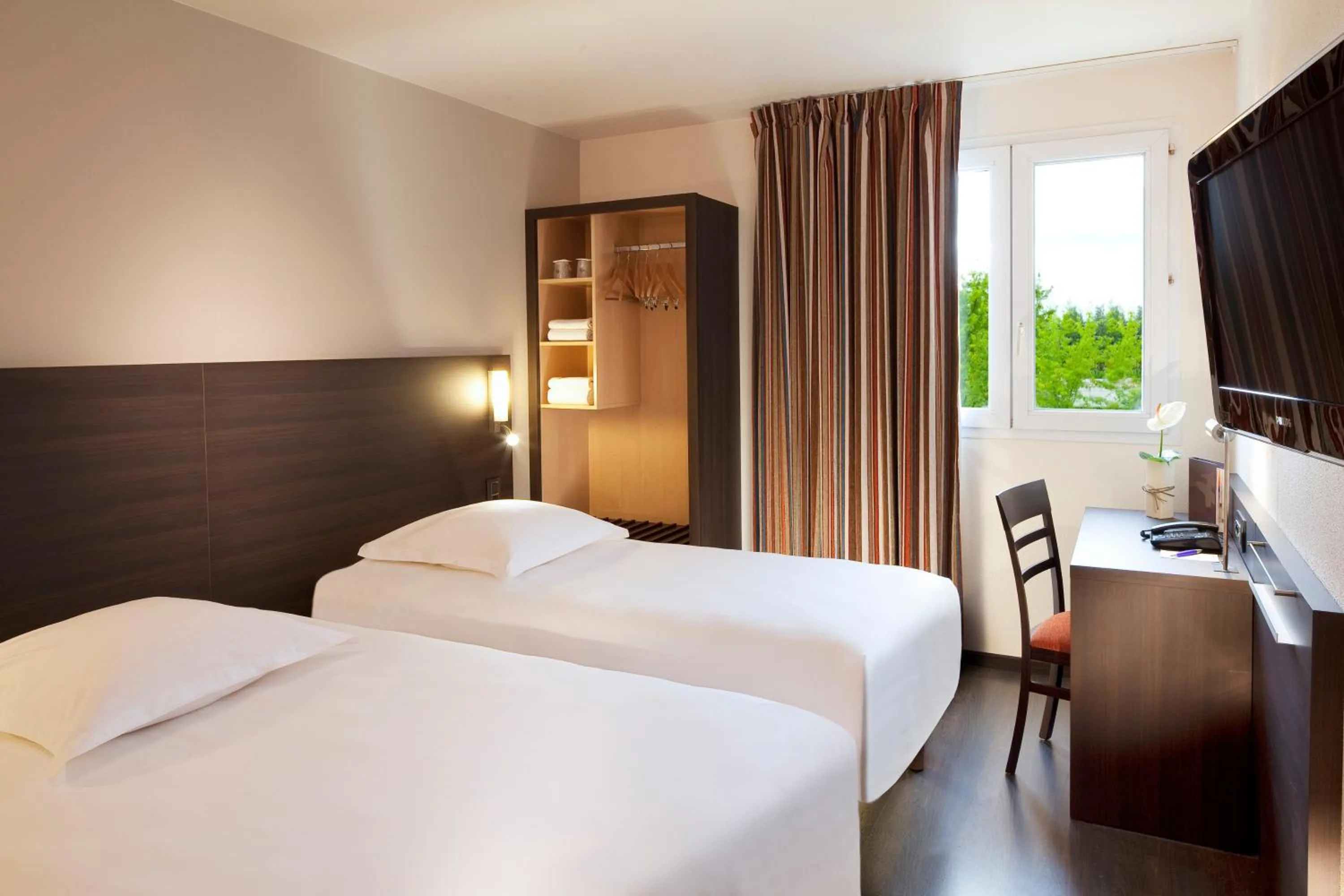 Photo of the whole room, Bed in Escale Oceania Nantes Aéroport