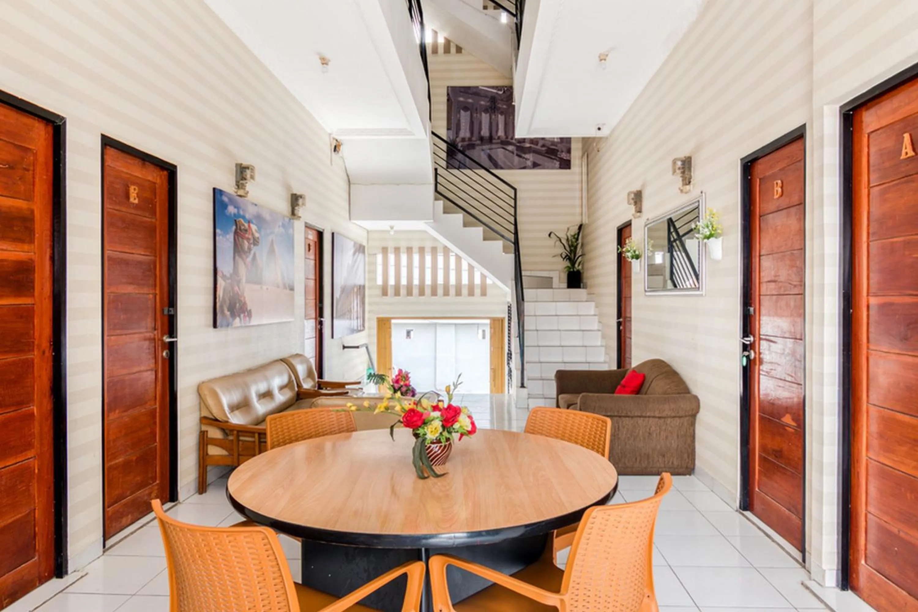 Seating area in RedDoorz Plus near Hayam Wuruk 2