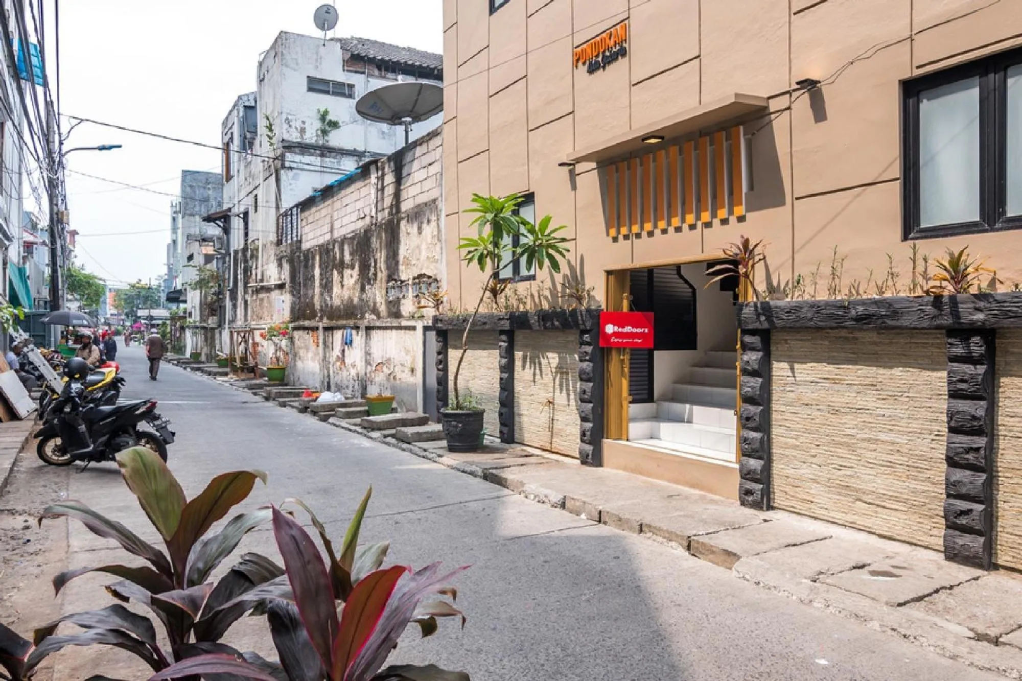 Property building in RedDoorz Plus near Hayam Wuruk 2