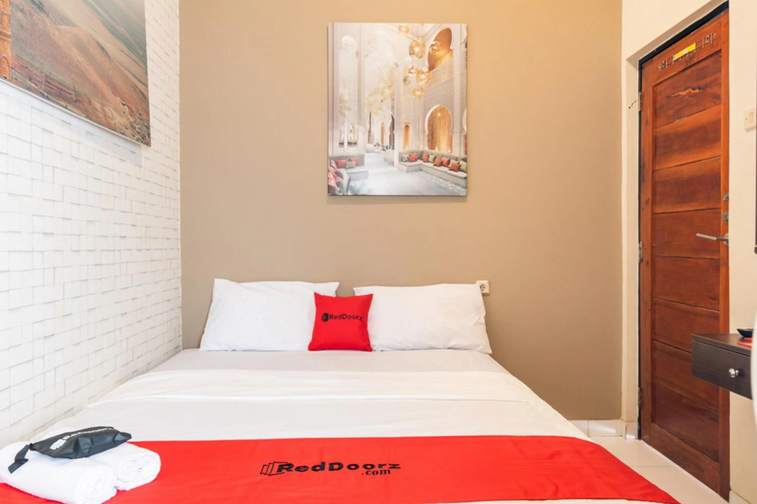 Bedroom, Bed in RedDoorz Plus near Hayam Wuruk 2