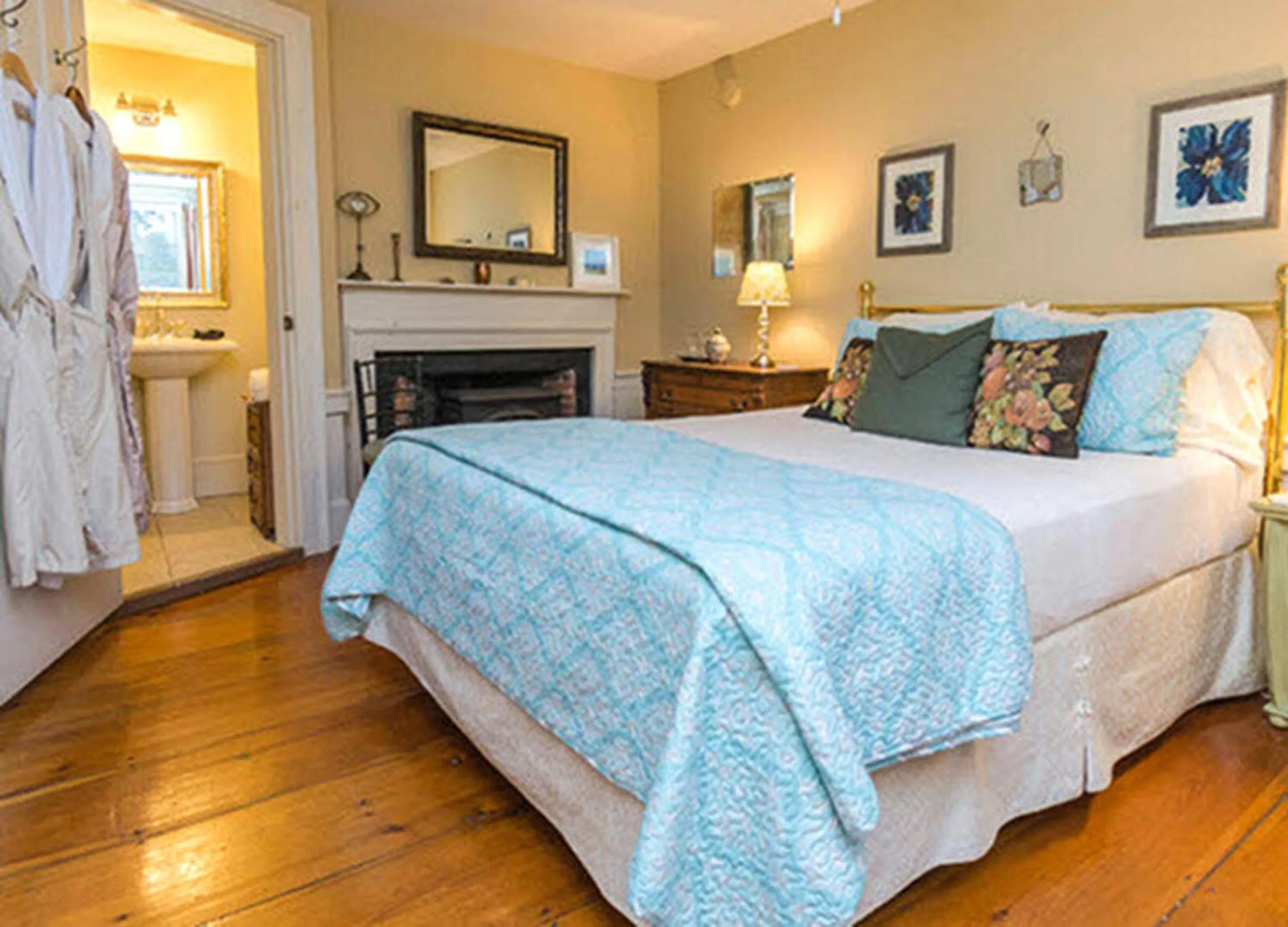 Queen Room with Spa Bath - Daisy in Elms of Camden