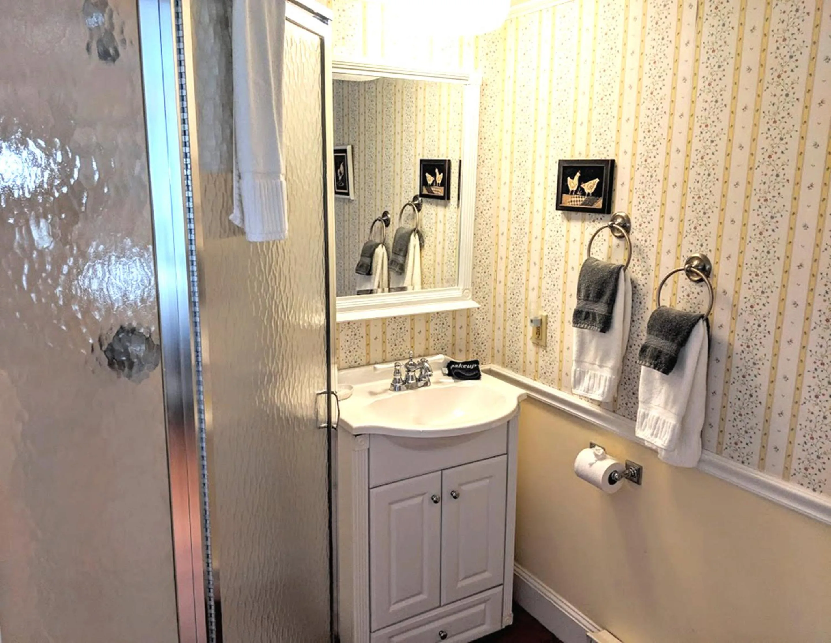 Queen Room - Lupine  in Elms of Camden