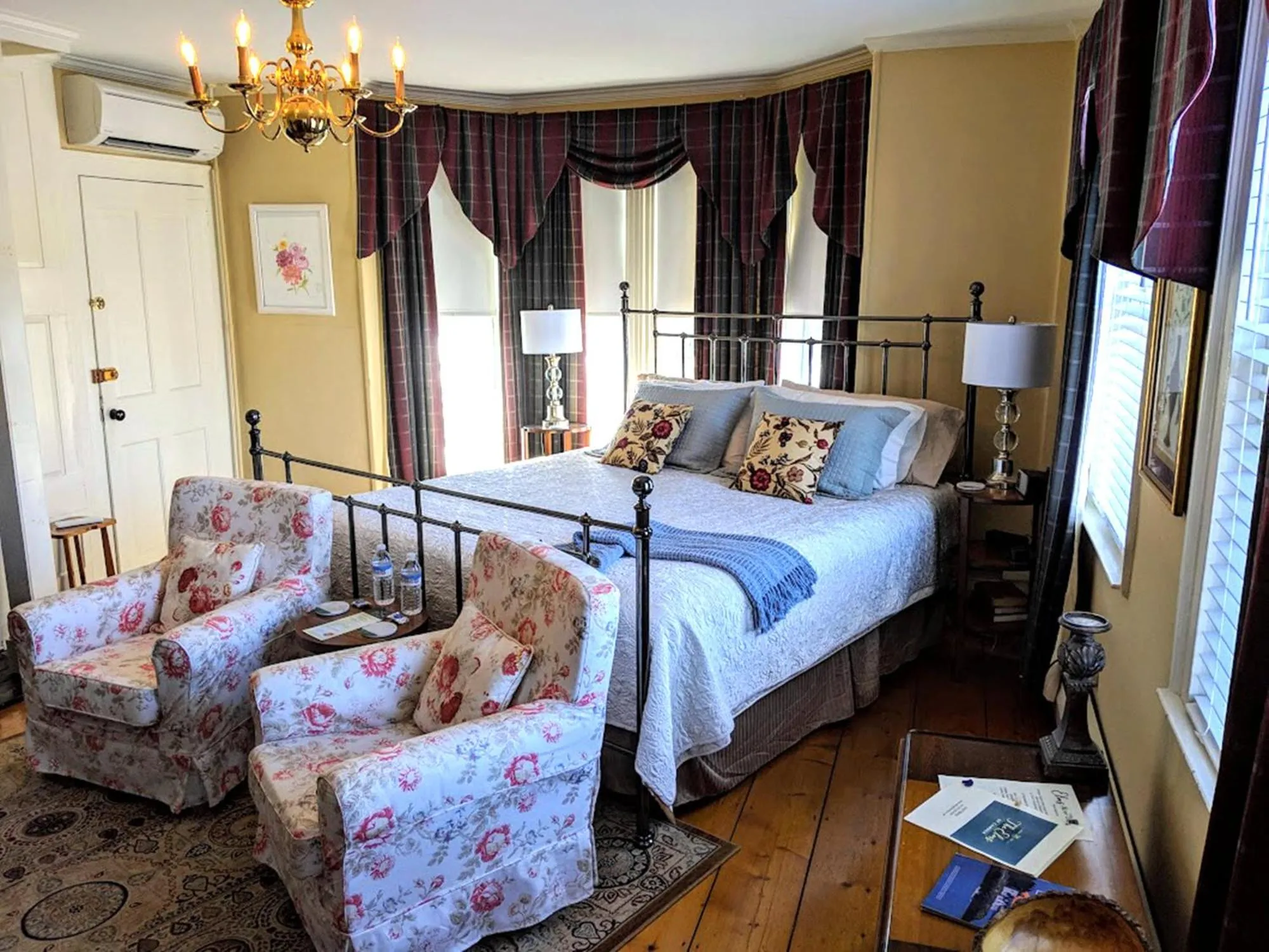 Deluxe King Room - Dahila in Elms of Camden