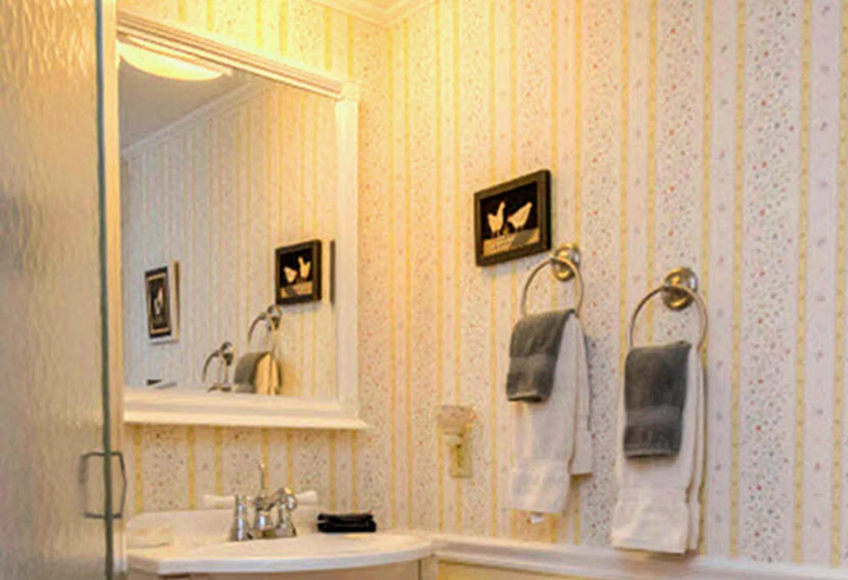 Queen Room - Lupine  in Elms of Camden