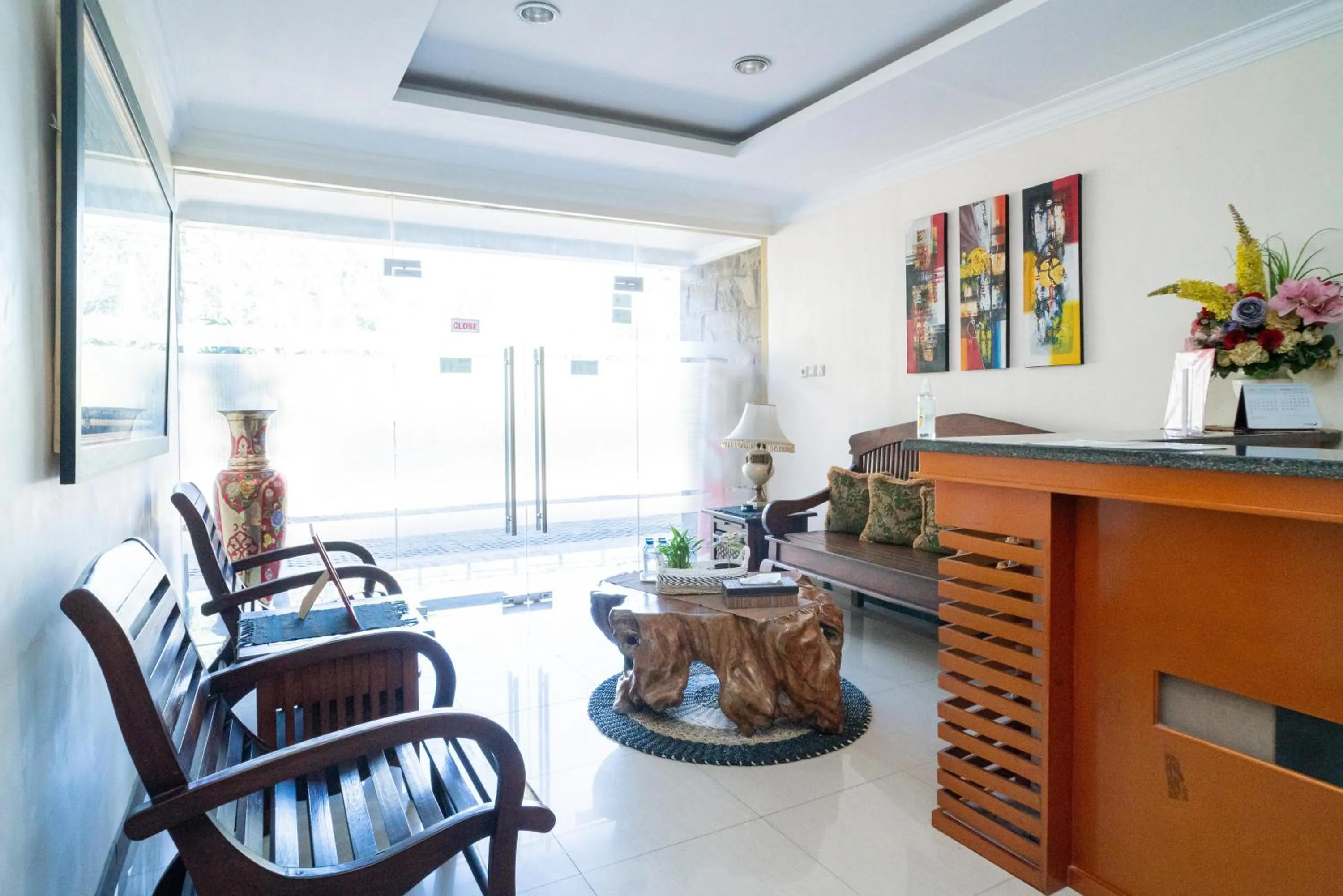 Lobby or reception in RedDoorz Syariah near Marvel City Mall 2