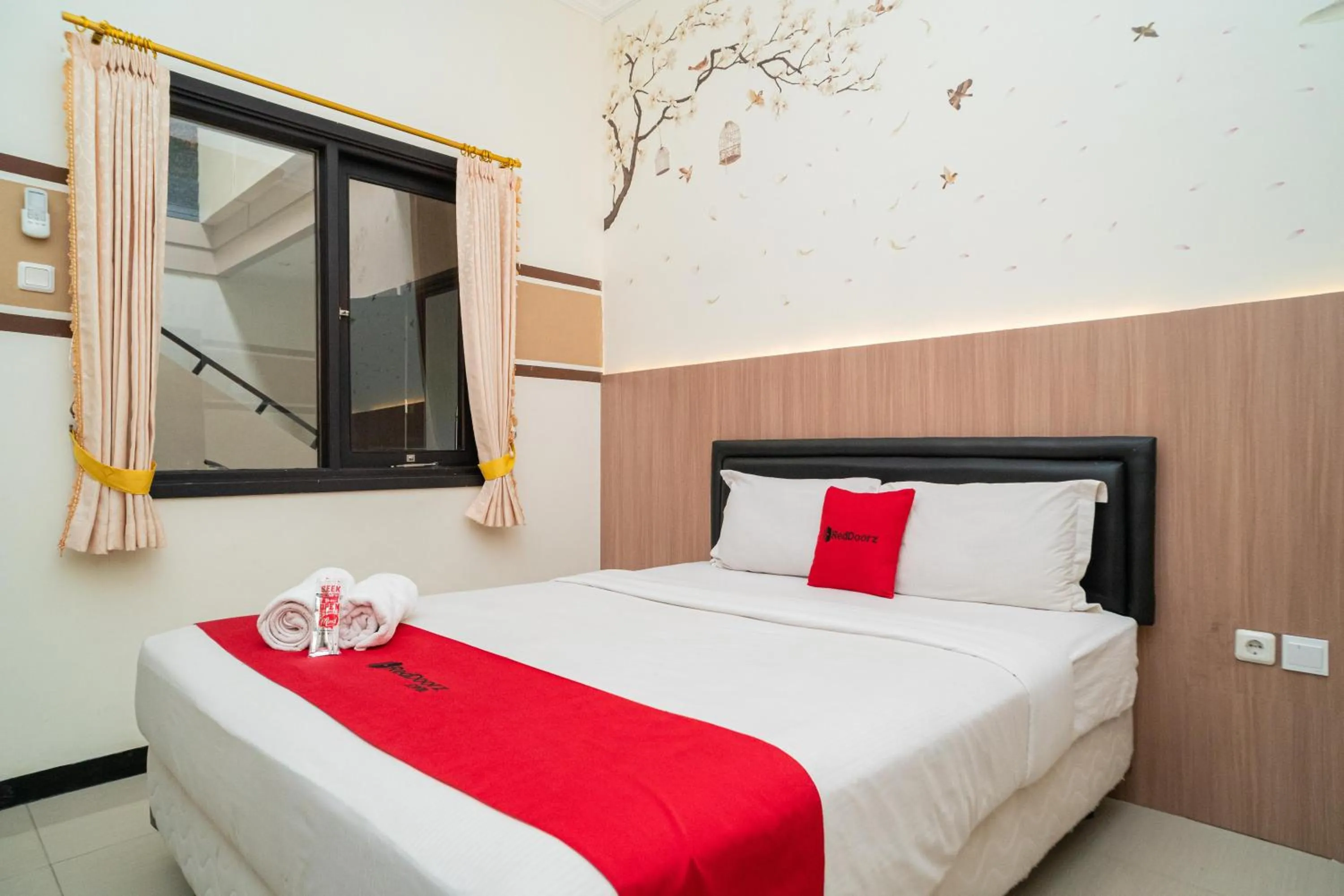 Bedroom, Bed in RedDoorz Syariah near Marvel City Mall 2