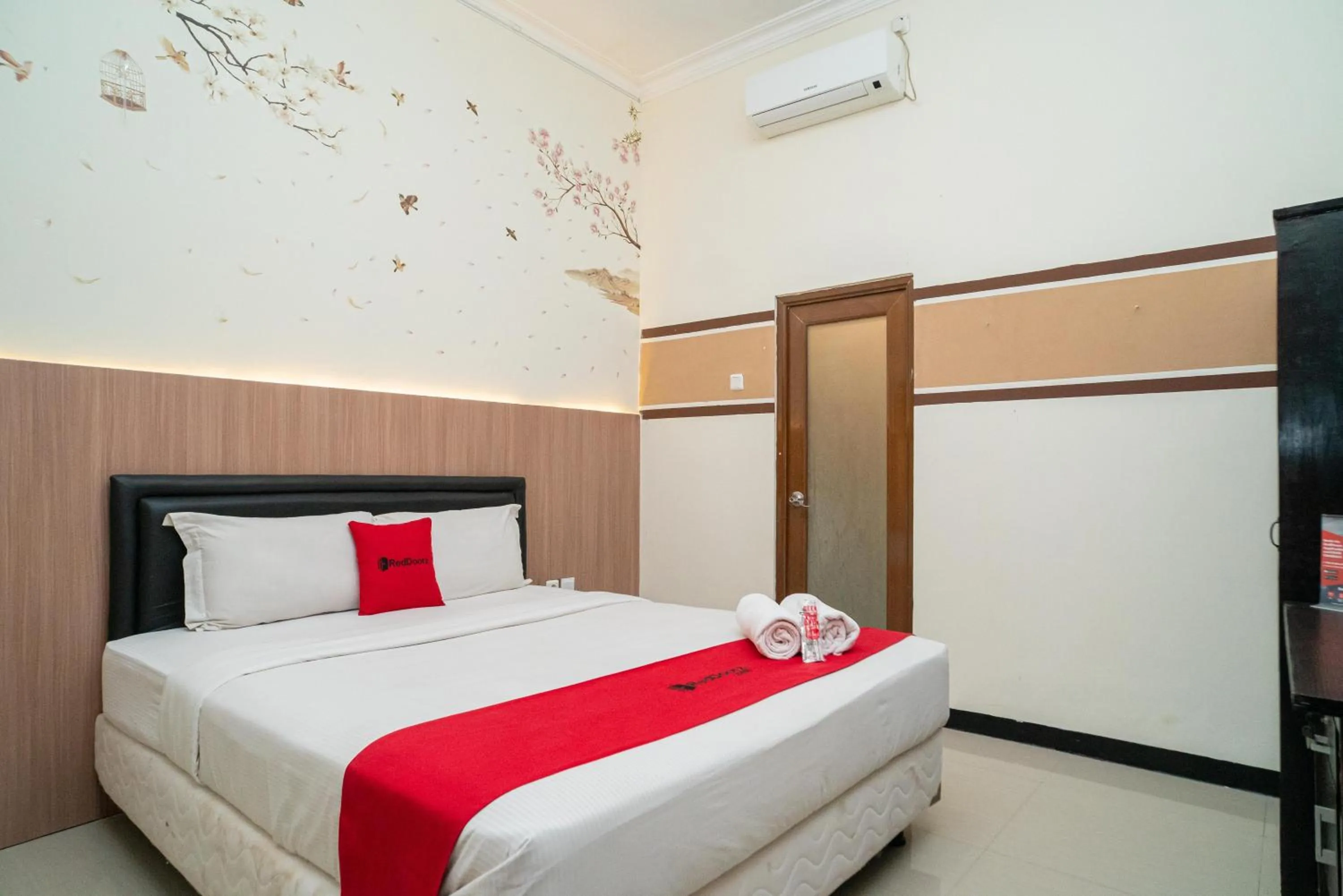 Bedroom, Bed in RedDoorz Syariah near Marvel City Mall 2