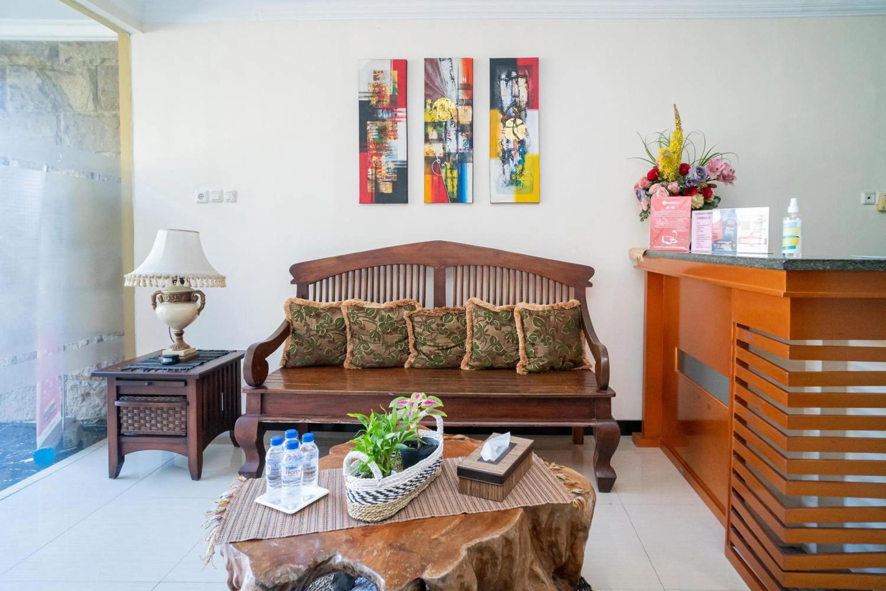 Lobby or reception in RedDoorz Syariah near Marvel City Mall 2