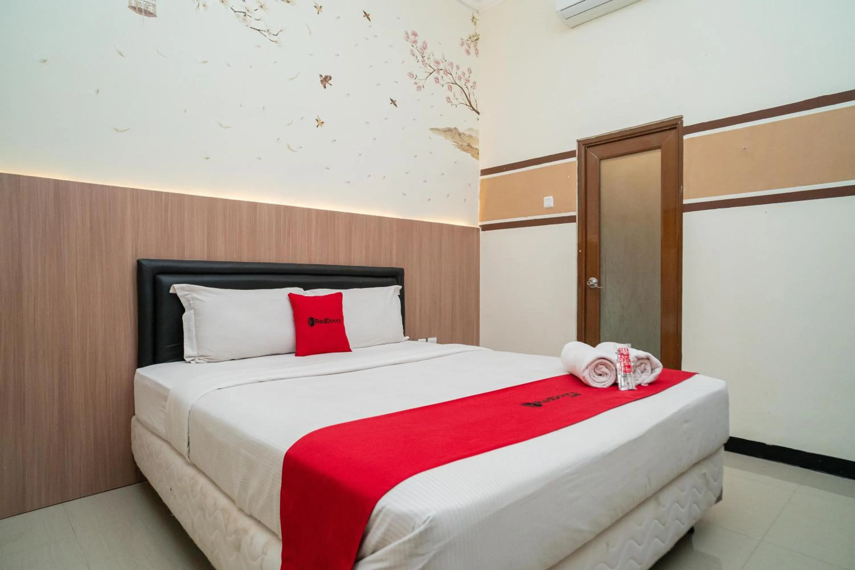 Bedroom, Bed in RedDoorz Syariah near Marvel City Mall 2
