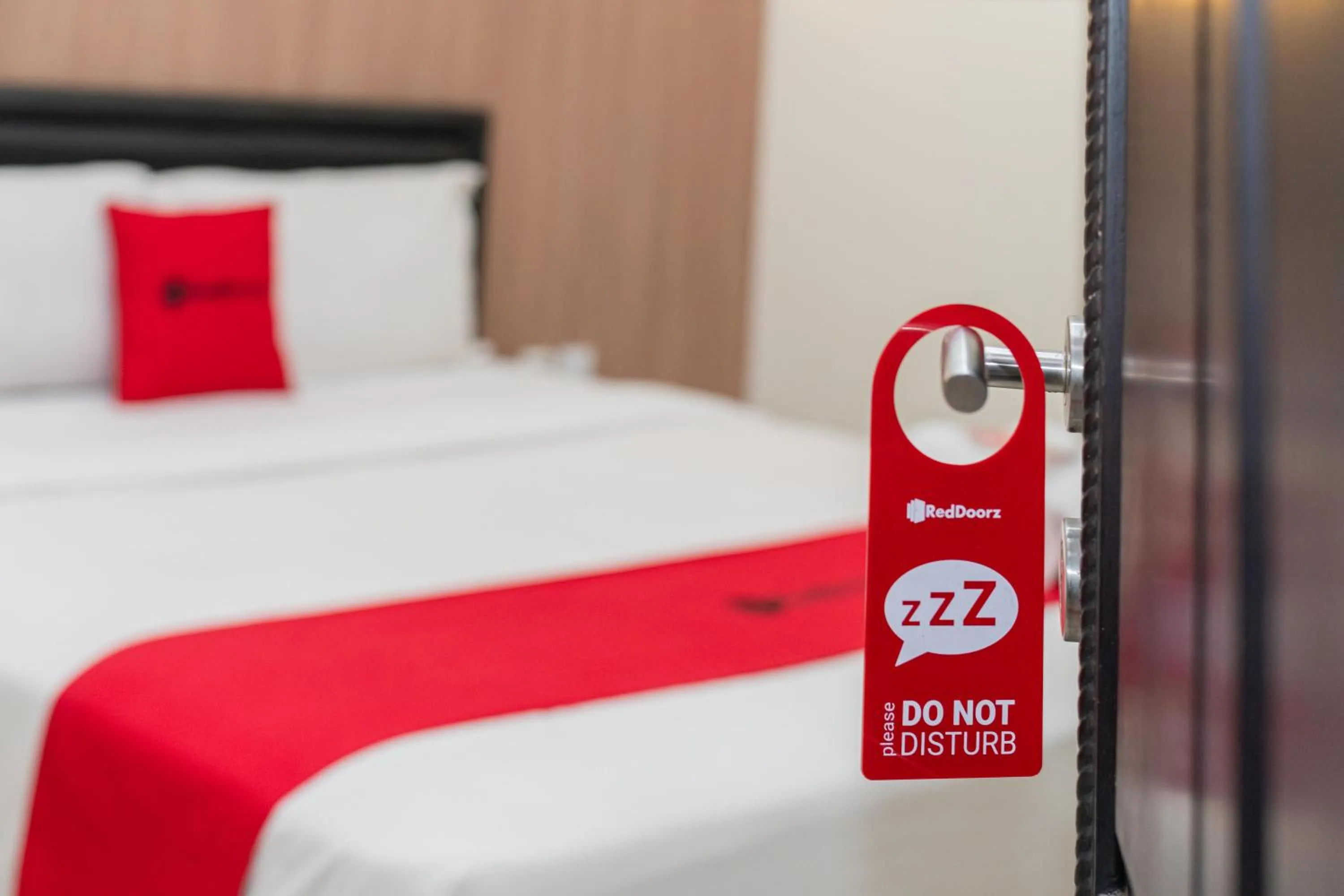 Bedroom, Bed in RedDoorz Syariah near Marvel City Mall 2