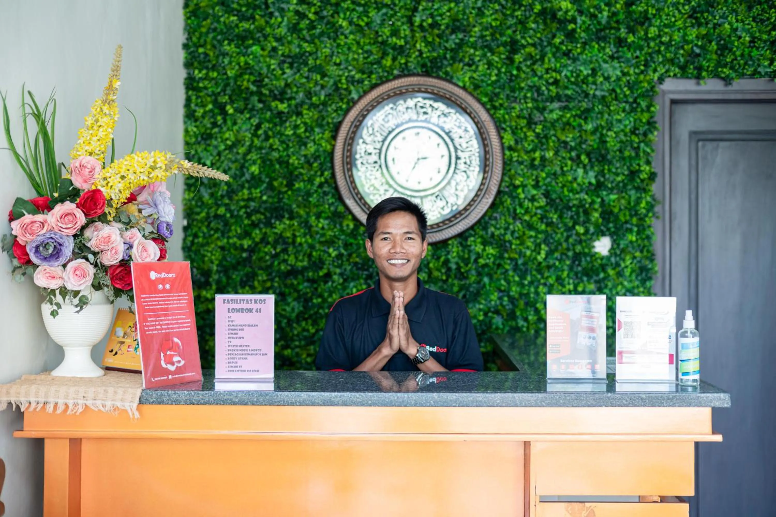 Lobby or reception in RedDoorz Syariah near Marvel City Mall 2