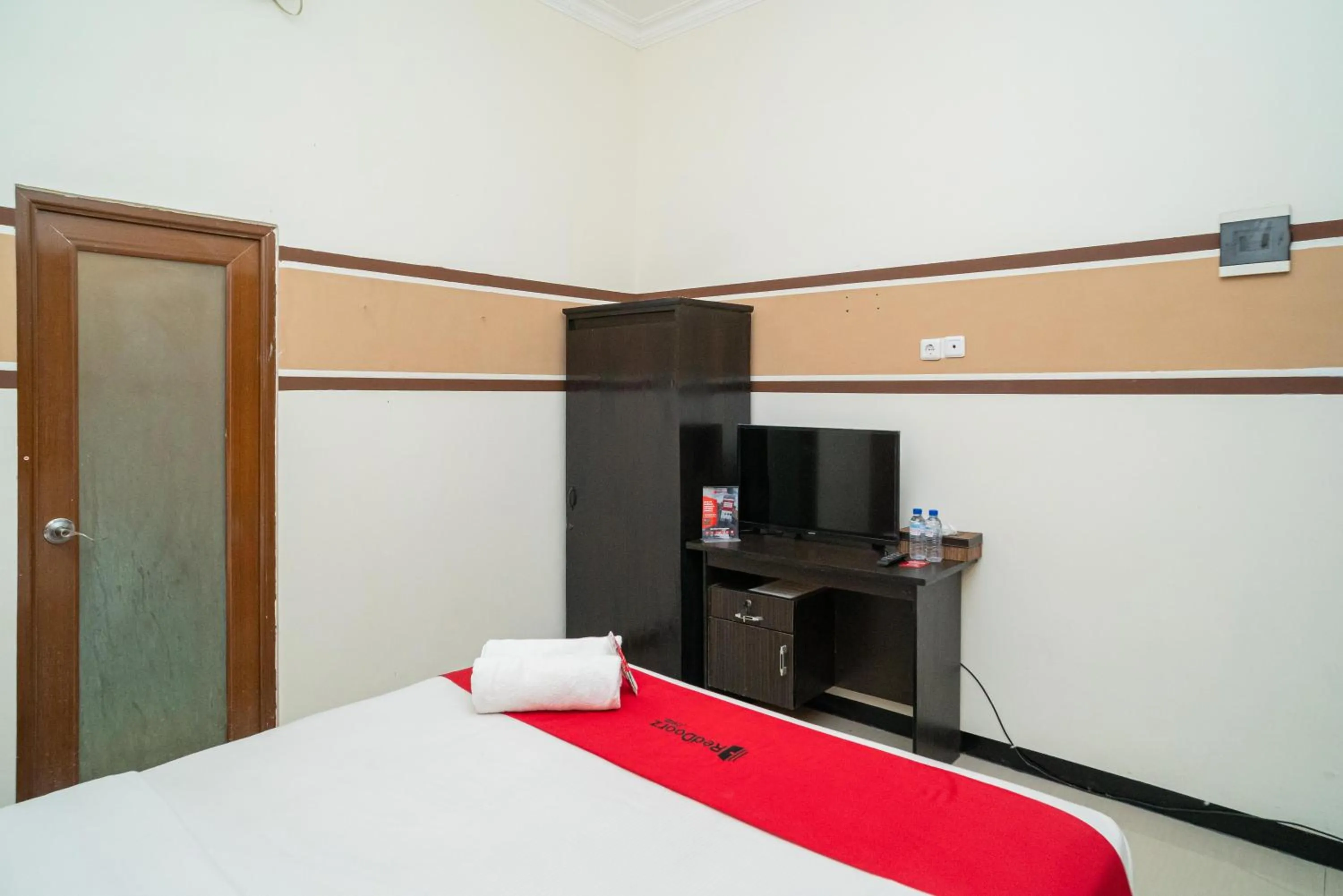 Bedroom, Bed in RedDoorz Syariah near Marvel City Mall 2