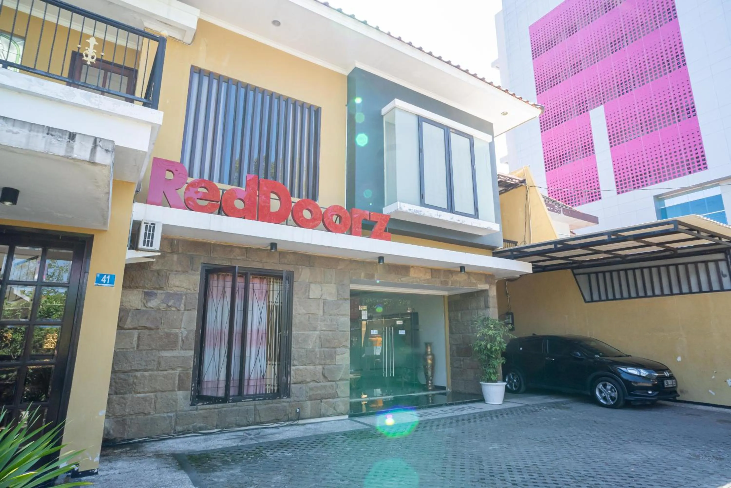 Property building in RedDoorz Syariah near Marvel City Mall 2