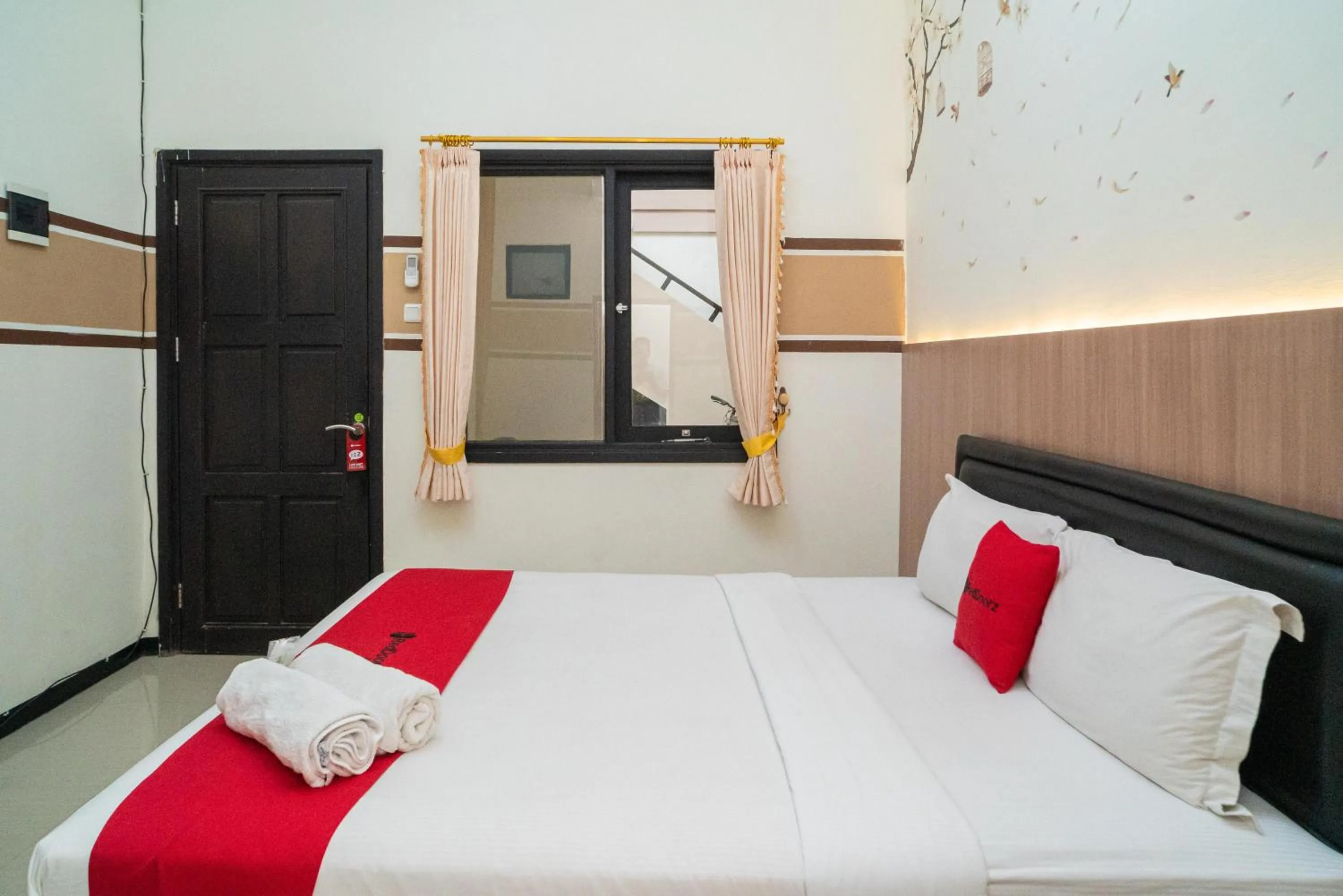 Bedroom, Bed in RedDoorz Syariah near Marvel City Mall 2